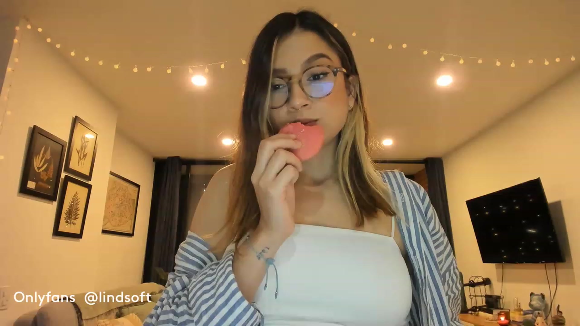 Gallery image thumbnail from Lindsoft's myfreecams stream on, 12/11/2022, 01:13 image 1 of 20