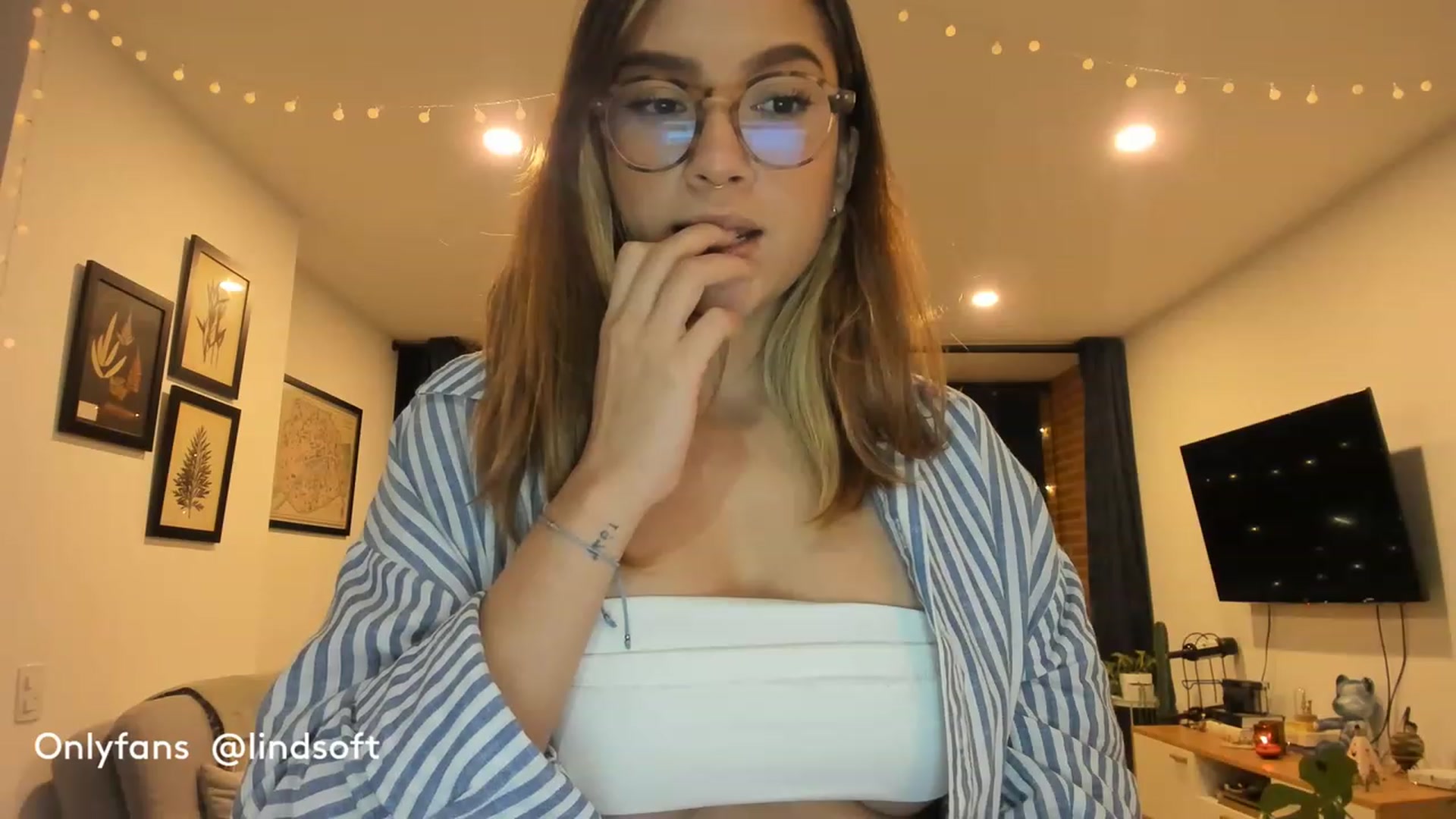 Gallery image thumbnail from Lindsoft's myfreecams stream on, 12/11/2022, 01:23 image 20 of 20