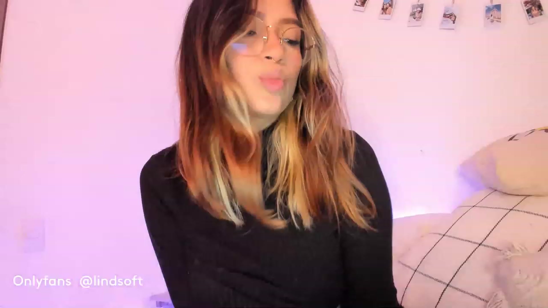 Gallery image thumbnail from Lindsoft's myfreecams stream on, 01/12/2023, 04:06 image 2 of 20