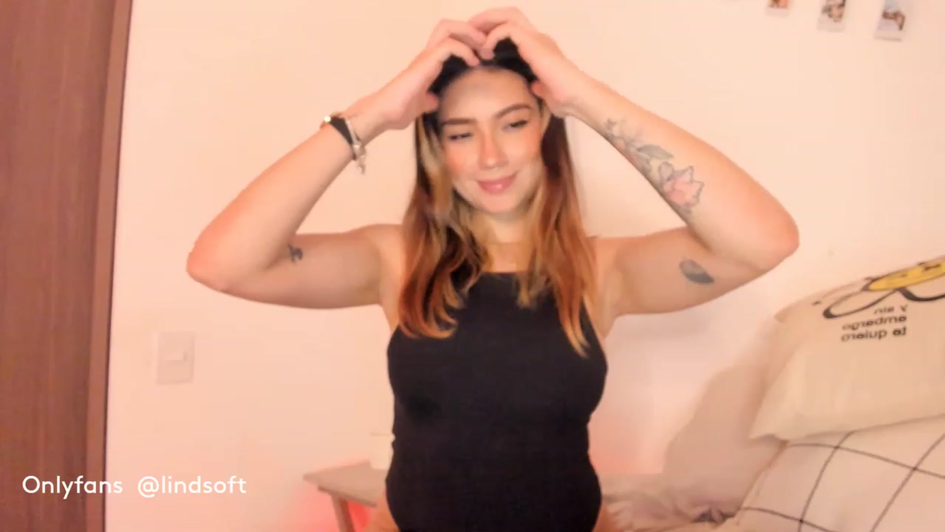 Gallery image thumbnail from Lindsoft's myfreecams stream on, 02/08/2023, 01:29 image 6 of 20