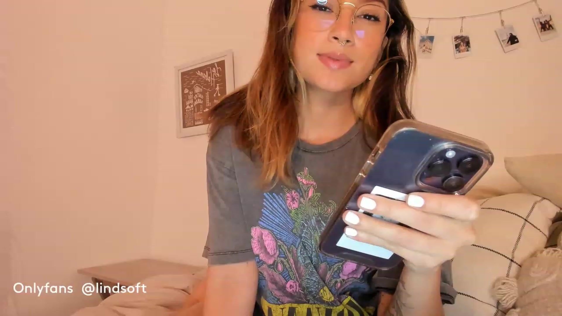 Gallery image thumbnail from Lindsoft's myfreecams stream on, 02/14/2023, 24:03 image 14 of 20
