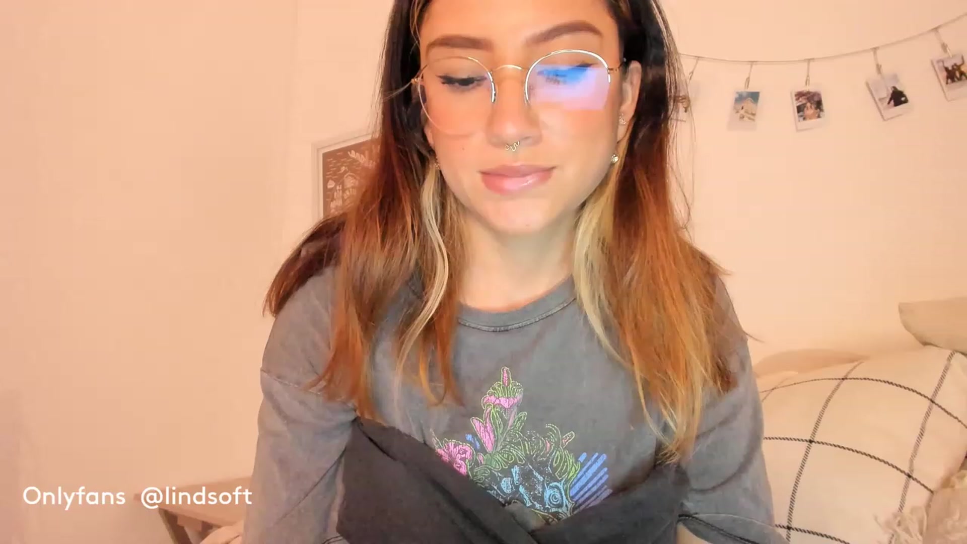 Gallery image thumbnail from Lindsoft's myfreecams stream on, 02/14/2023, 24:03 image 15 of 20