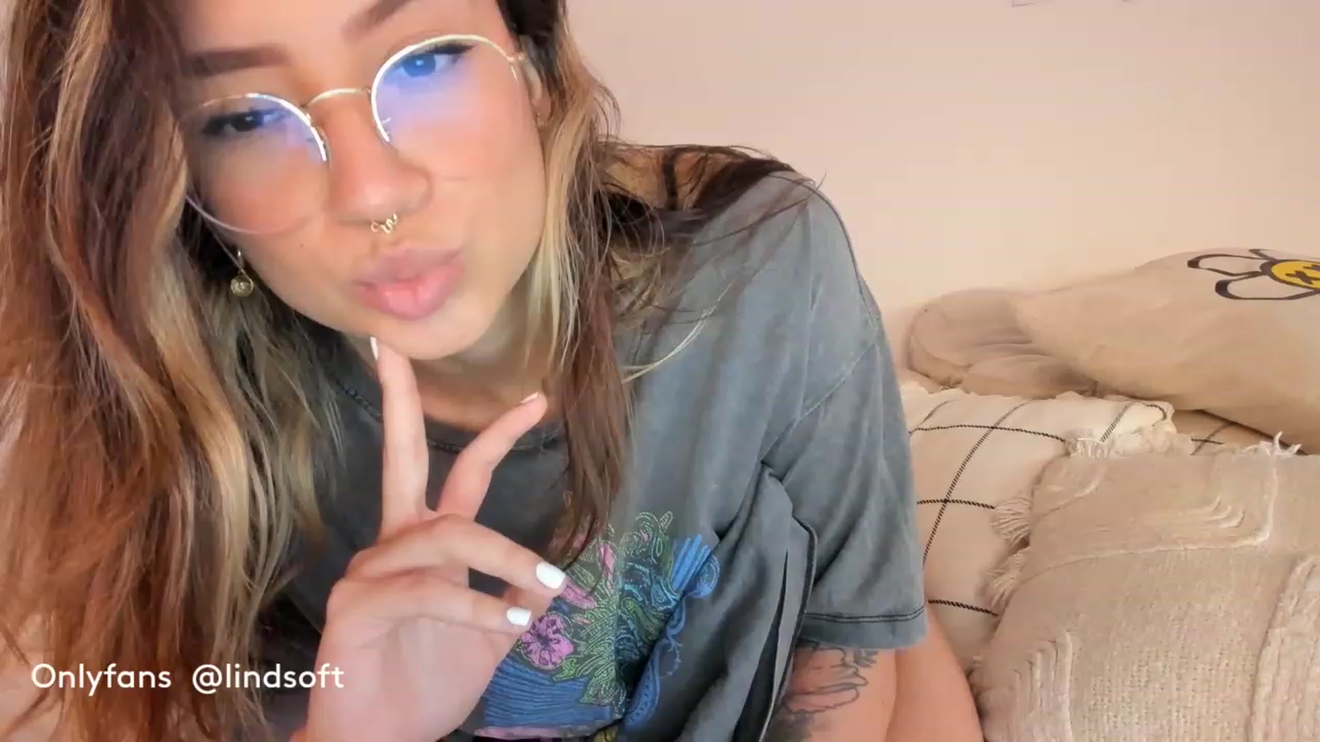 Gallery image thumbnail from Lindsoft's myfreecams stream on, 02/14/2023, 24:03 image 8 of 20