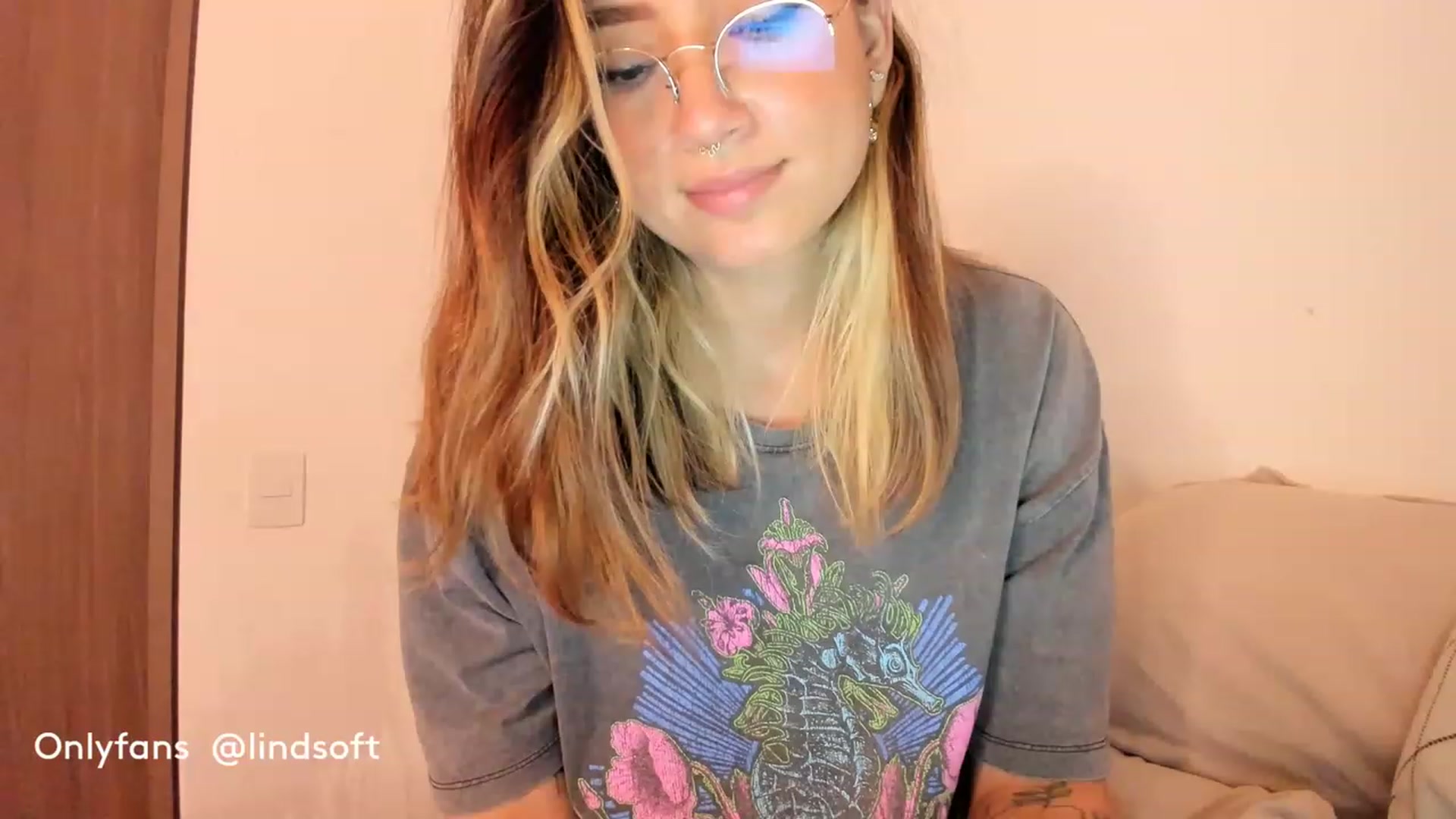 Gallery image thumbnail from Lindsoft's myfreecams stream on, 02/14/2023, 24:26 image 17 of 20