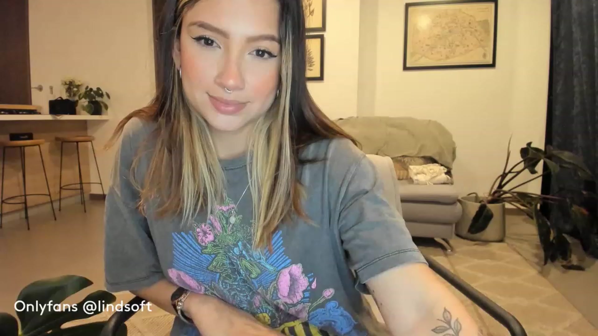 Gallery image thumbnail from Lindsoft's myfreecams stream on, 02/28/2023, 02:07 image 19 of 20