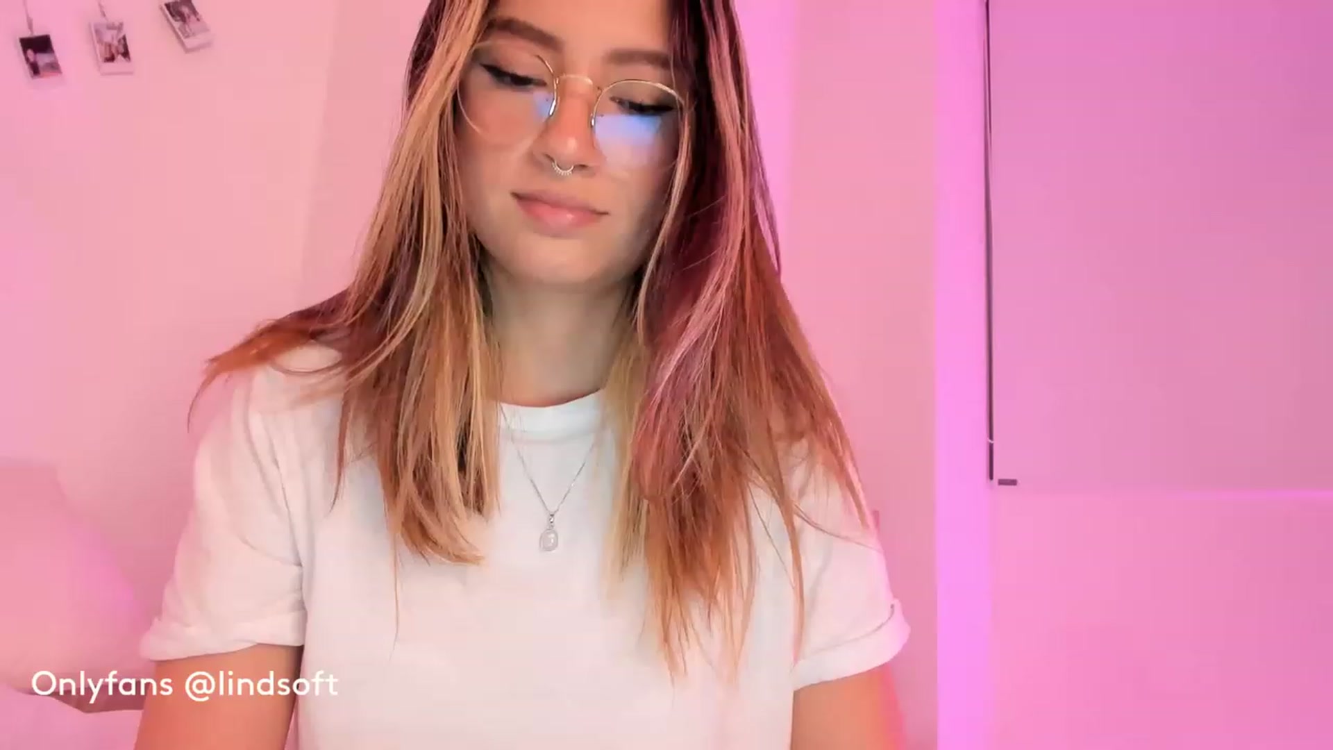 Gallery image thumbnail from Lindsoft's myfreecams stream on, 03/22/2023, 03:16 image 20 of 20
