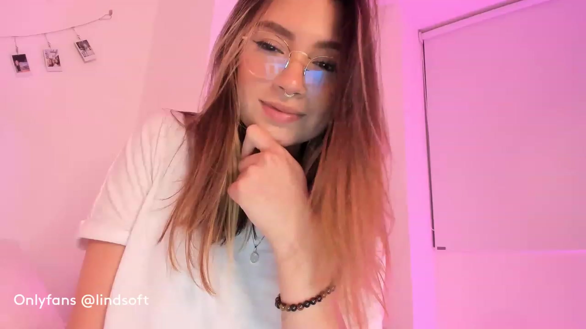 Gallery image thumbnail from Lindsoft's myfreecams stream on, 03/22/2023, 03:16 image 17 of 20