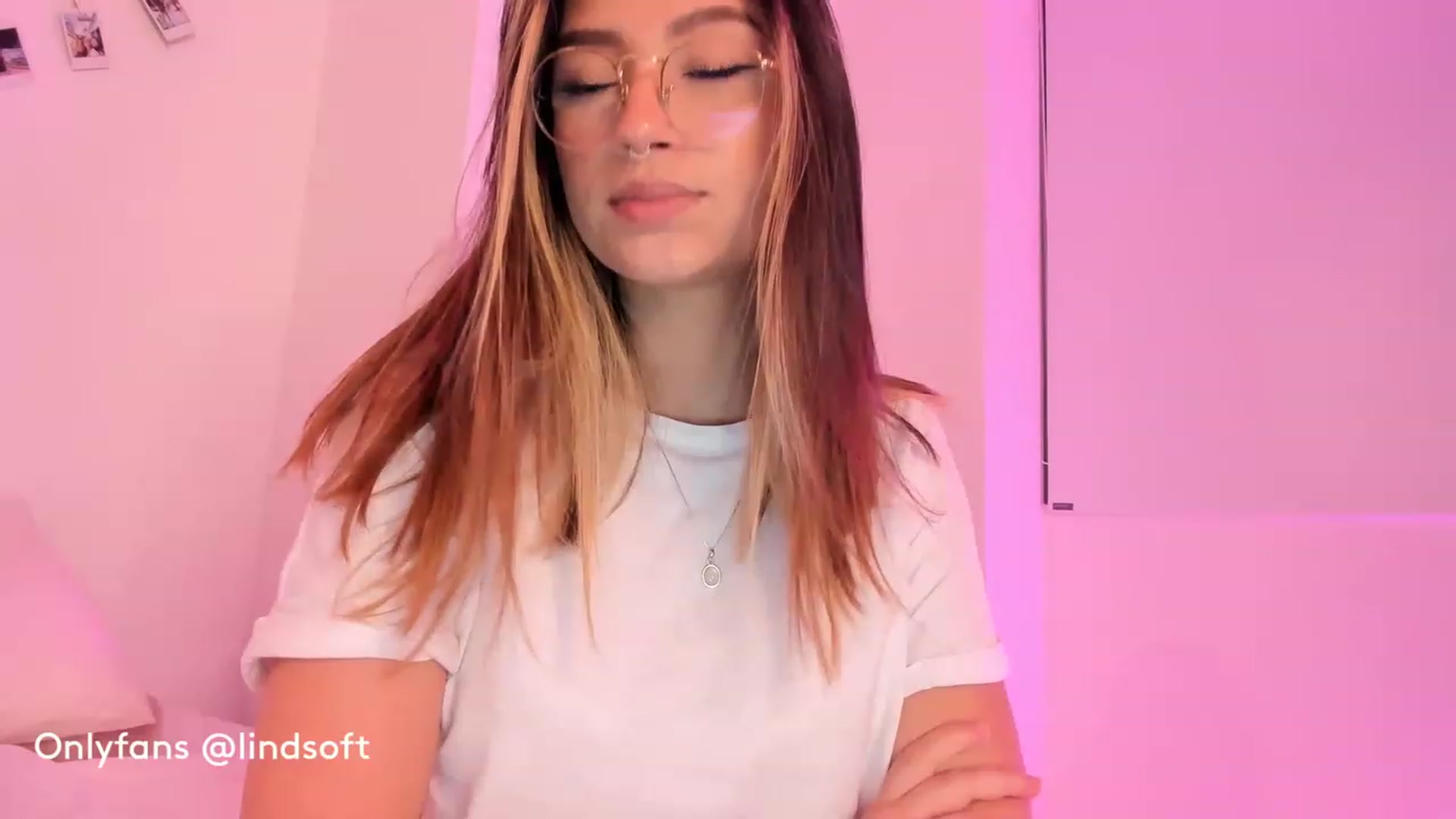 Gallery image thumbnail from Lindsoft's myfreecams stream on, 03/22/2023, 03:16 image 9 of 20