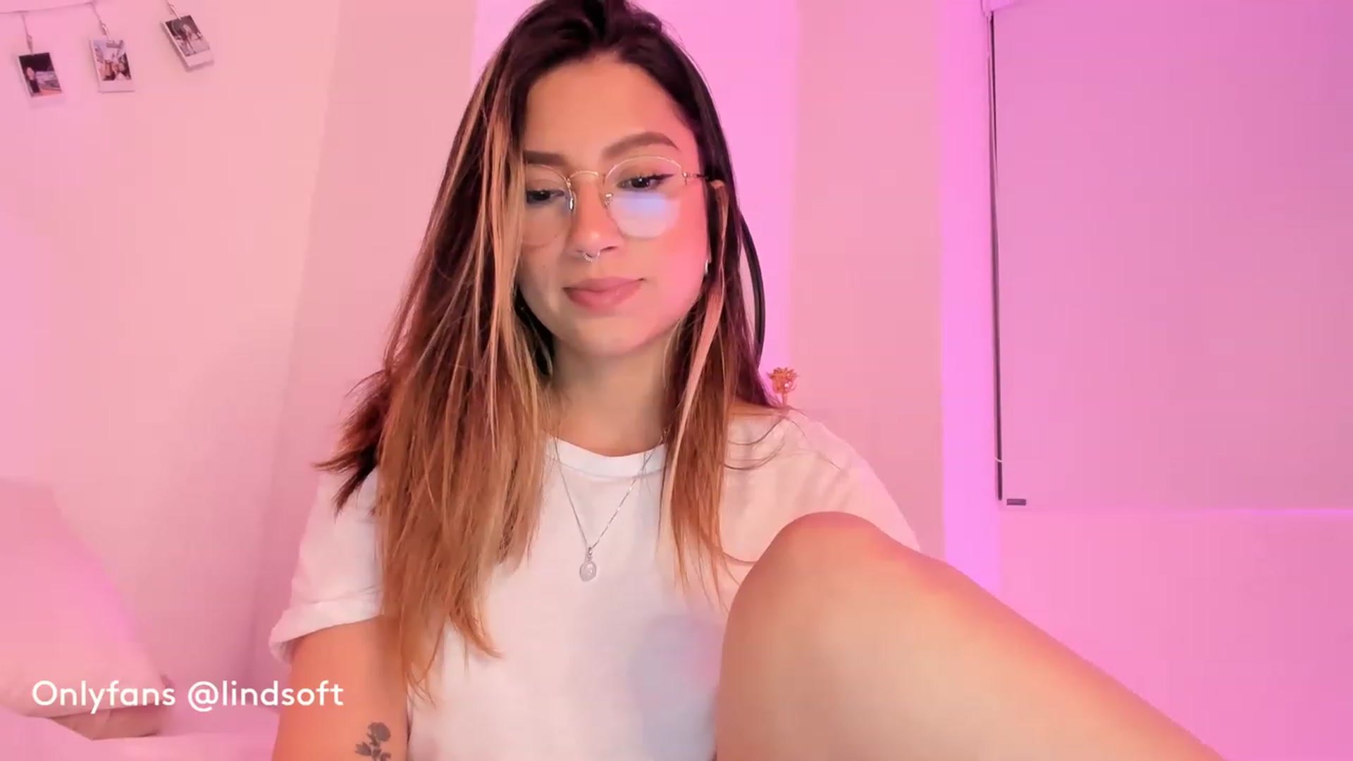 Gallery image thumbnail from Lindsoft's myfreecams stream on, 03/22/2023, 03:16 image 19 of 20
