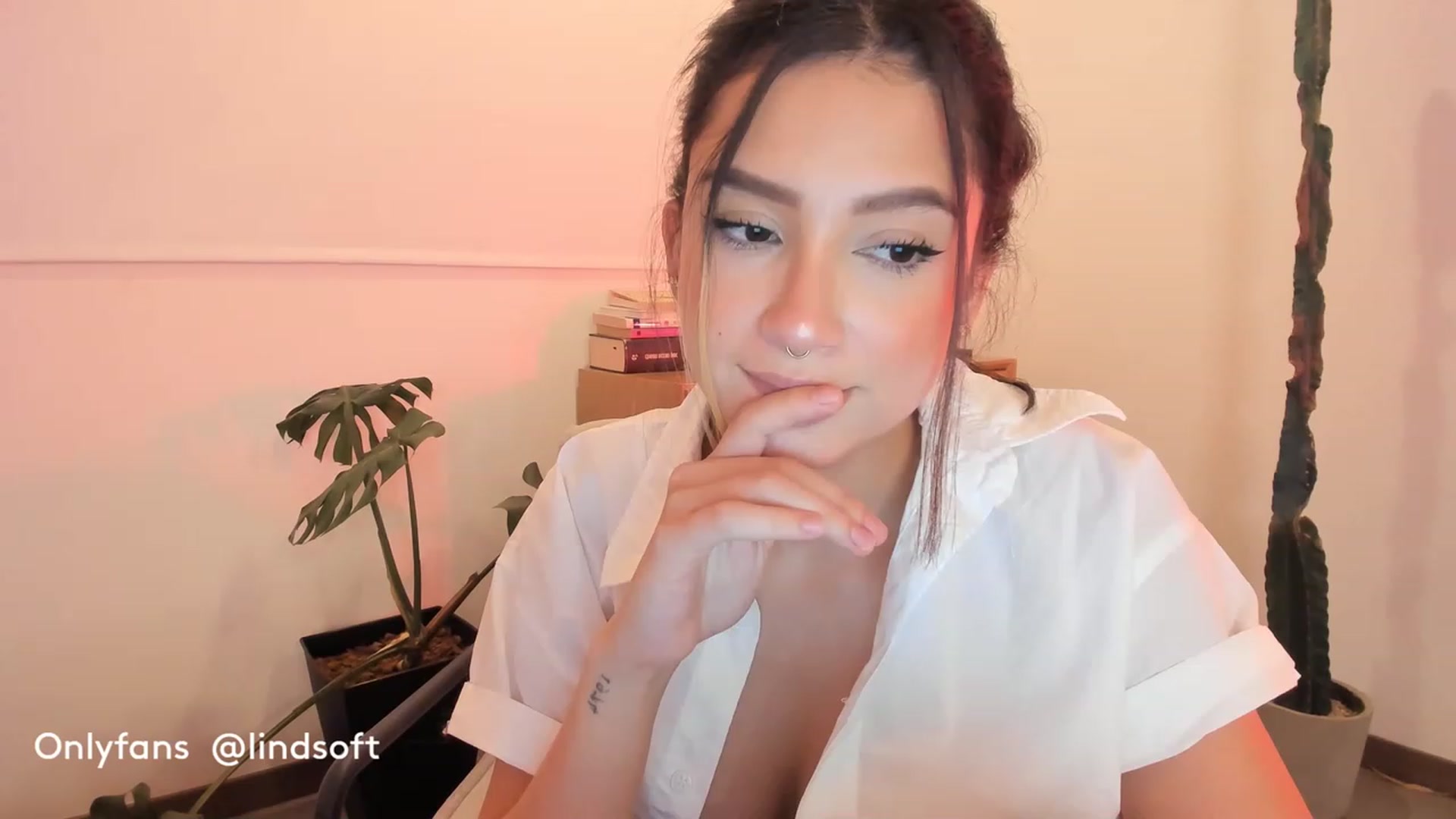 Gallery image thumbnail from Lindsoft's myfreecams stream on, 06/21/2023, 02:54 image 16 of 20