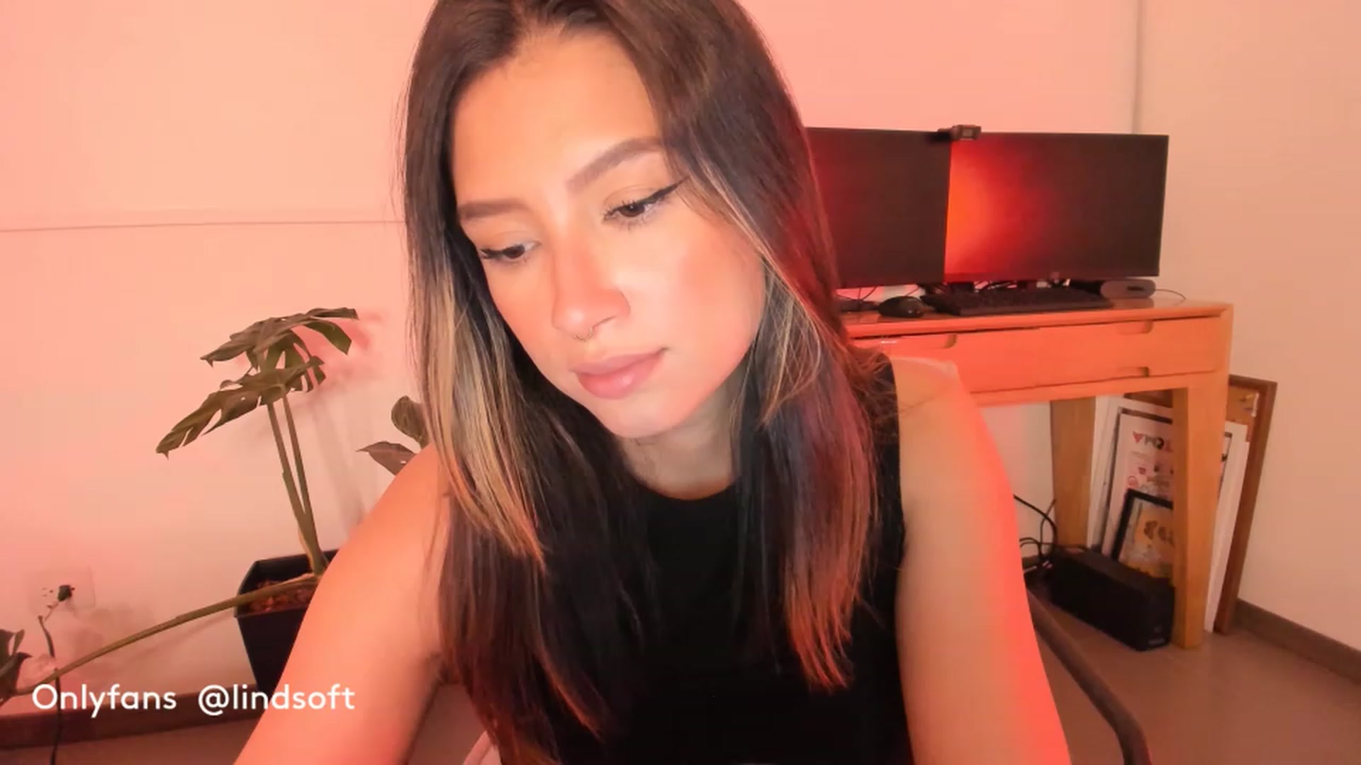 Gallery image thumbnail from Lindsoft's myfreecams stream on, 06/24/2023, 24:55 image 15 of 20