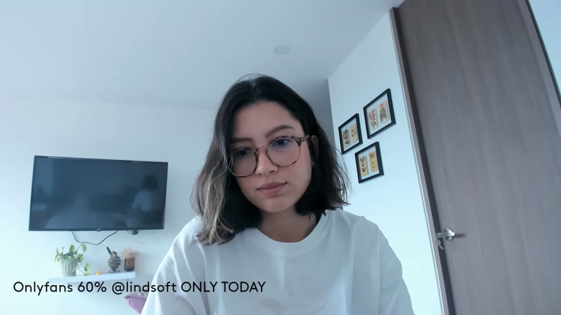 Gallery image thumbnail from Lindsoft's myfreecams stream on, 08/16/2023, 16:56 image 16 of 20