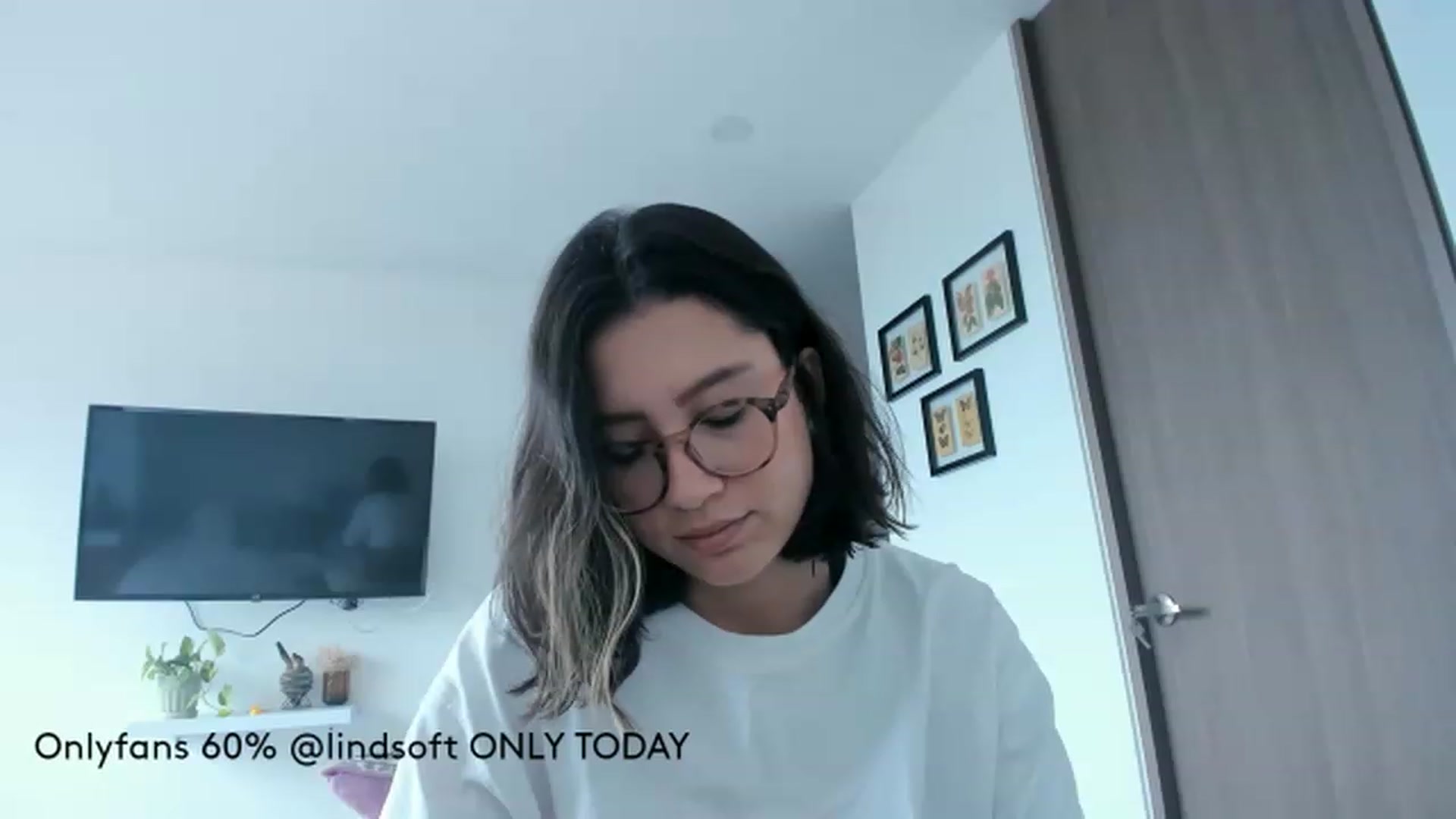 Gallery image thumbnail from Lindsoft's myfreecams stream on, 08/16/2023, 16:56 image 18 of 20