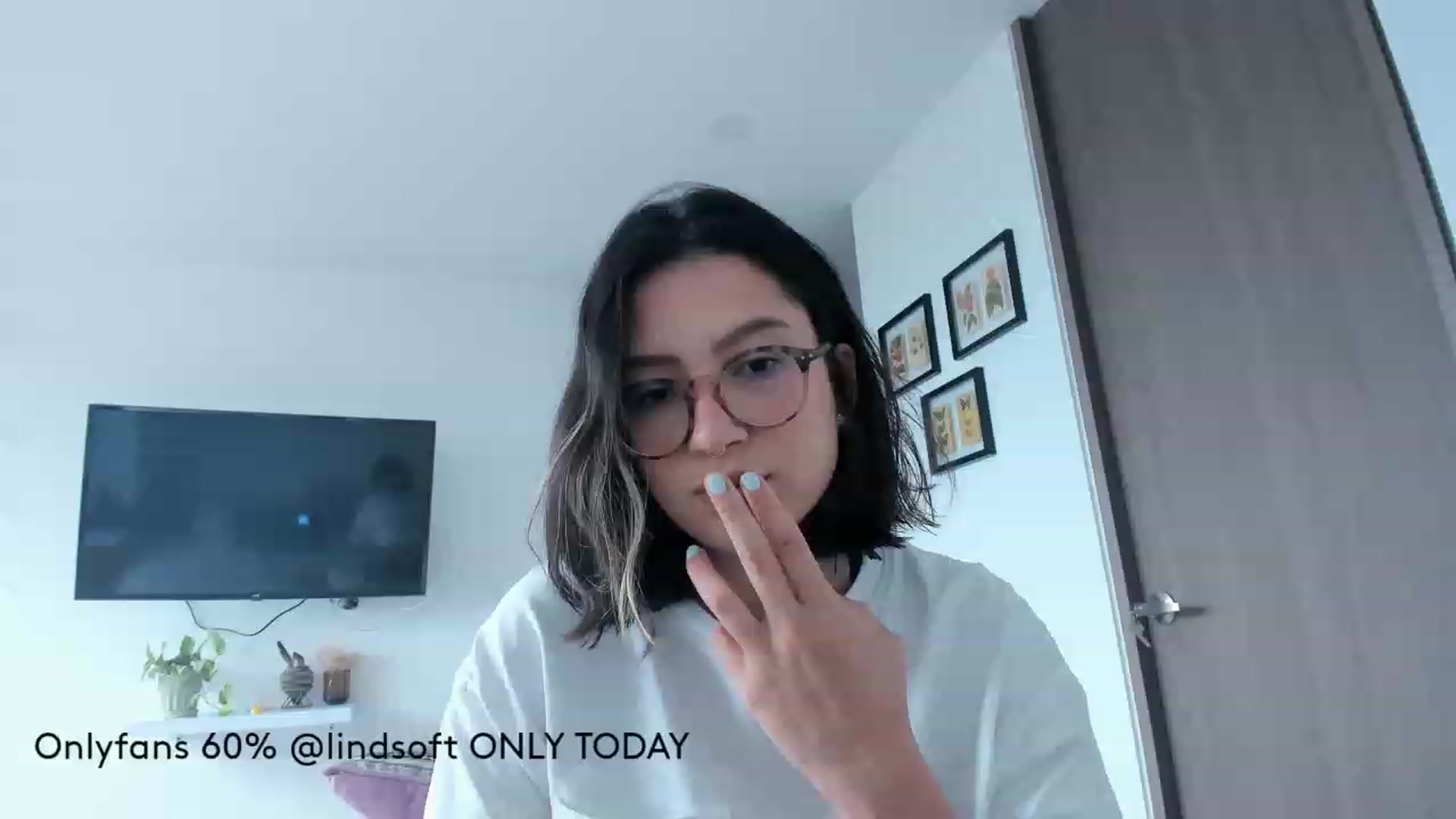Gallery image thumbnail from Lindsoft's myfreecams stream on, 08/16/2023, 16:56 image 14 of 20