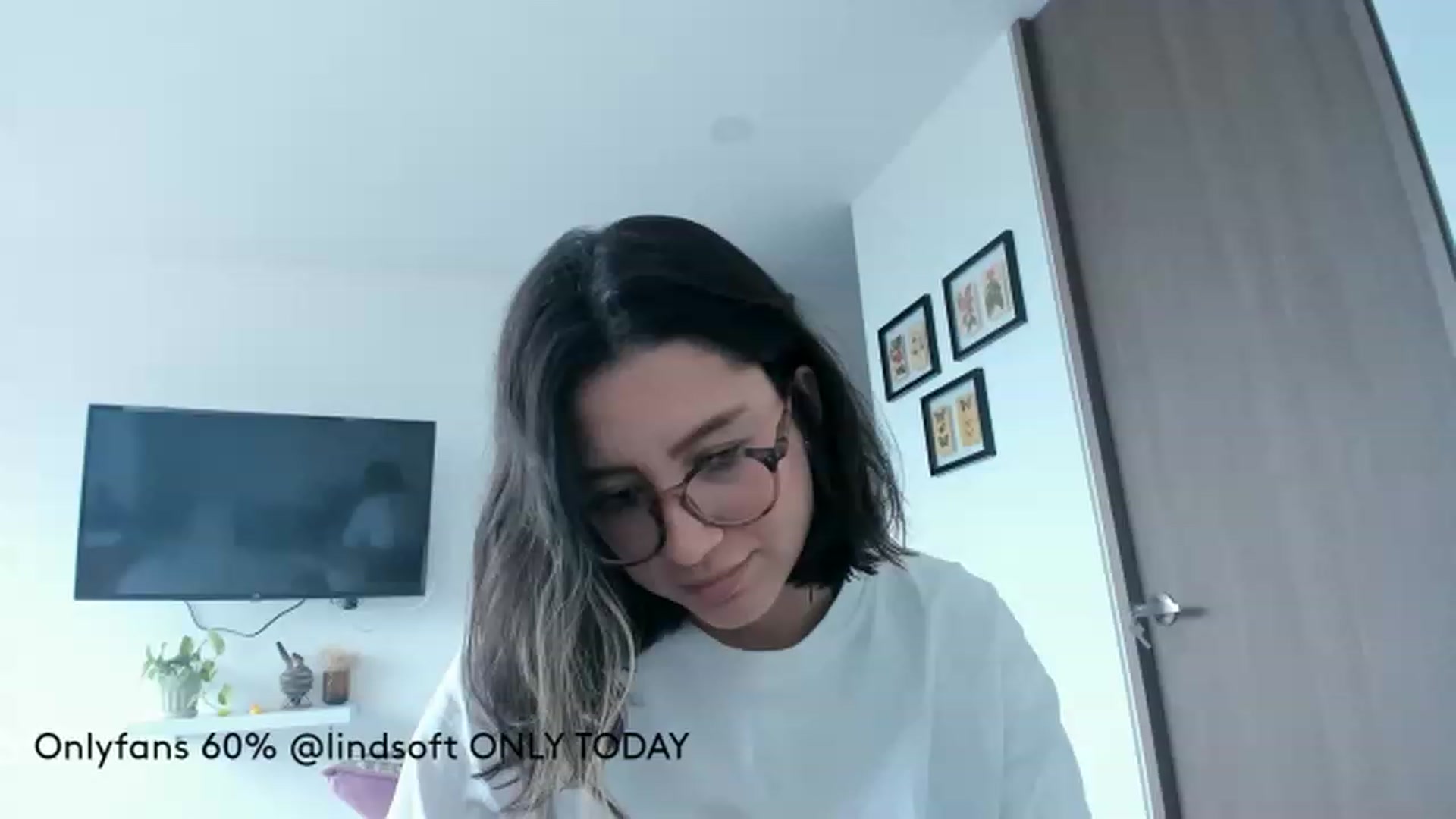 Gallery image thumbnail from Lindsoft's myfreecams stream on, 08/16/2023, 16:56 image 19 of 20