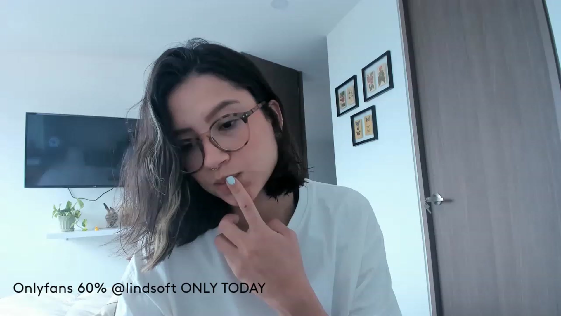 Gallery image thumbnail from Lindsoft's myfreecams stream on, 08/16/2023, 16:56 image 1 of 20