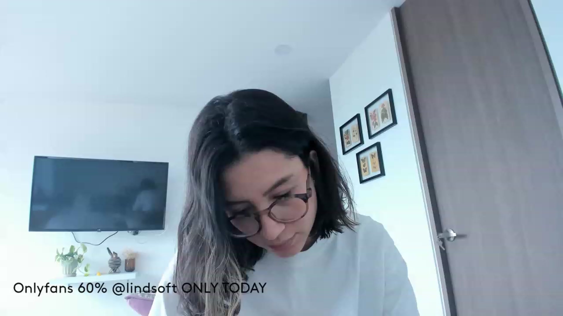 Gallery image thumbnail from Lindsoft's myfreecams stream on, 08/16/2023, 16:56 image 17 of 20