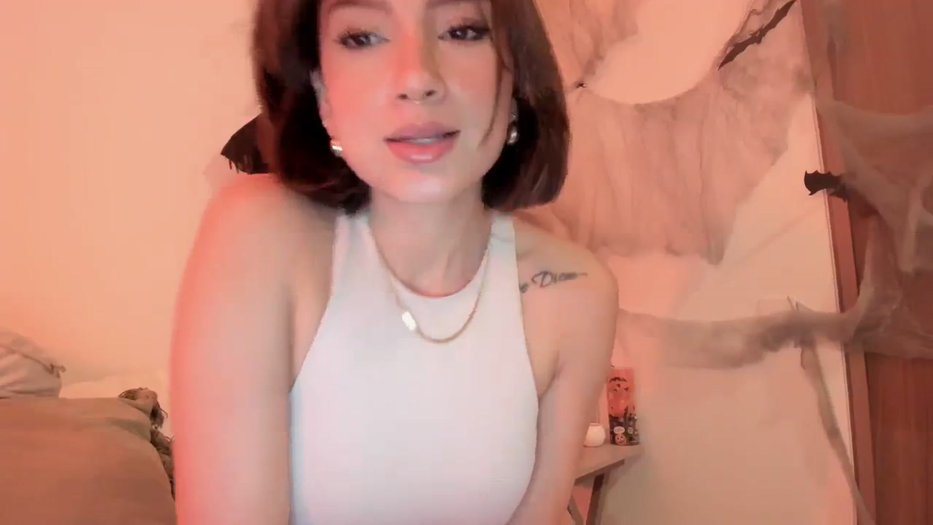 Gallery image thumbnail from Lindsoft's myfreecams stream on, 10/18/2023, 24:48 image 7 of 20