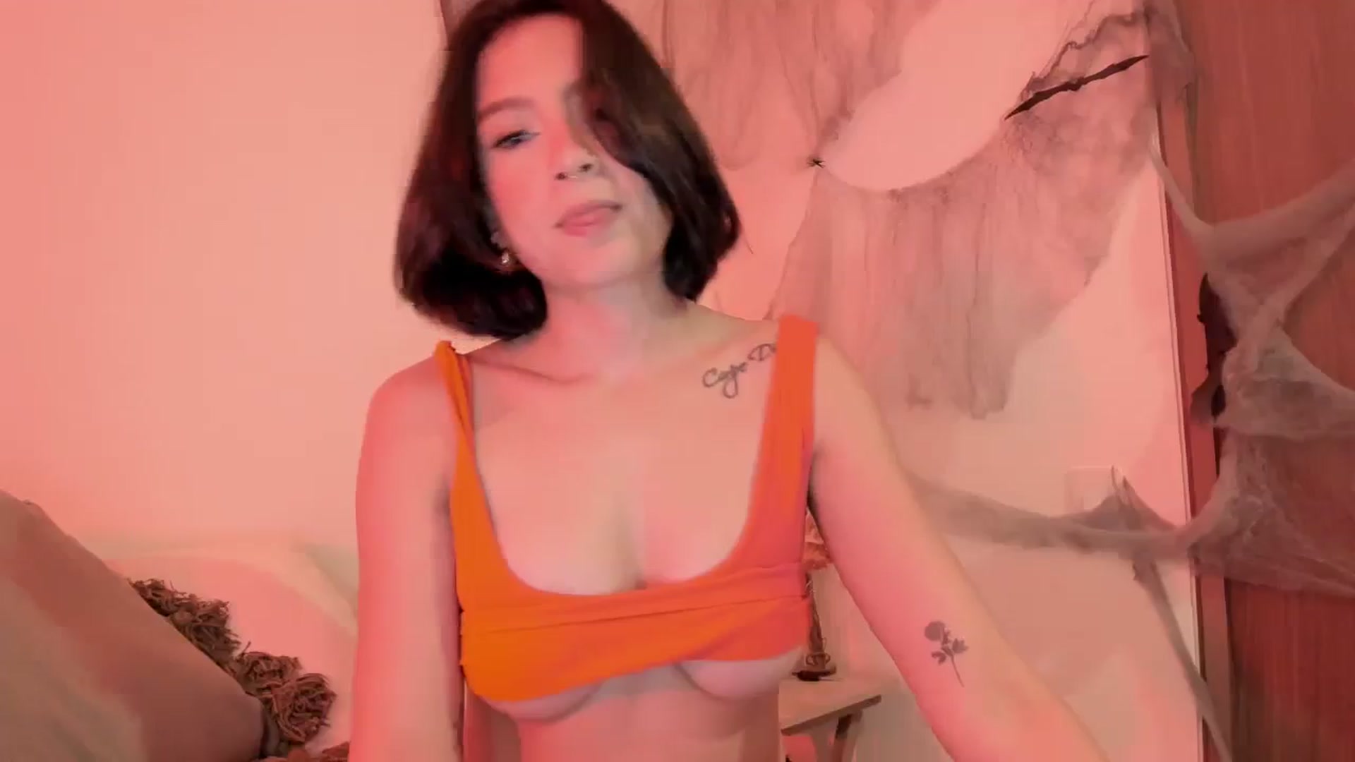 Gallery image thumbnail from Lindsoft's myfreecams stream on, 10/31/2023, 01:17 image 4 of 20