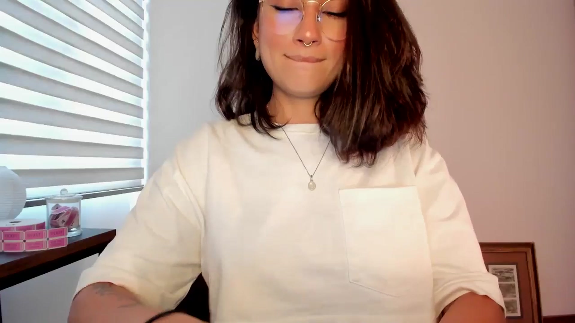 Gallery image thumbnail from Lindsoft's myfreecams stream on, 05/13/2024, 23:05 image 11 of 20