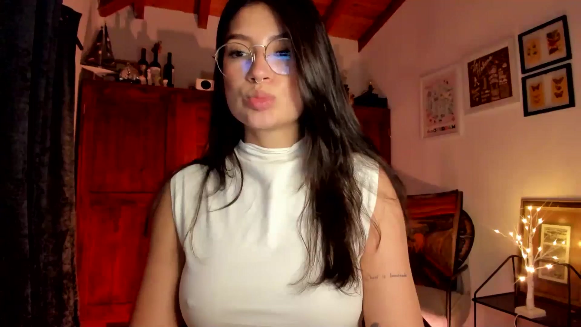 Gallery image thumbnail from Lindsoft's myfreecams stream on, 12/21/2025, 24:00 image 4 of 20