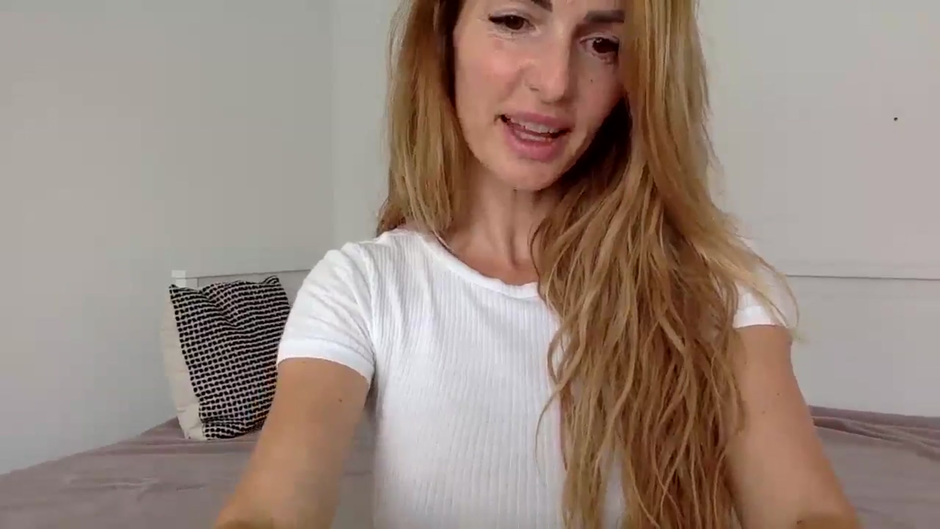 Gallery image thumbnail from Linettvibe's myfreecams stream on, 07/25/2025, 13:15 image 6 of 20