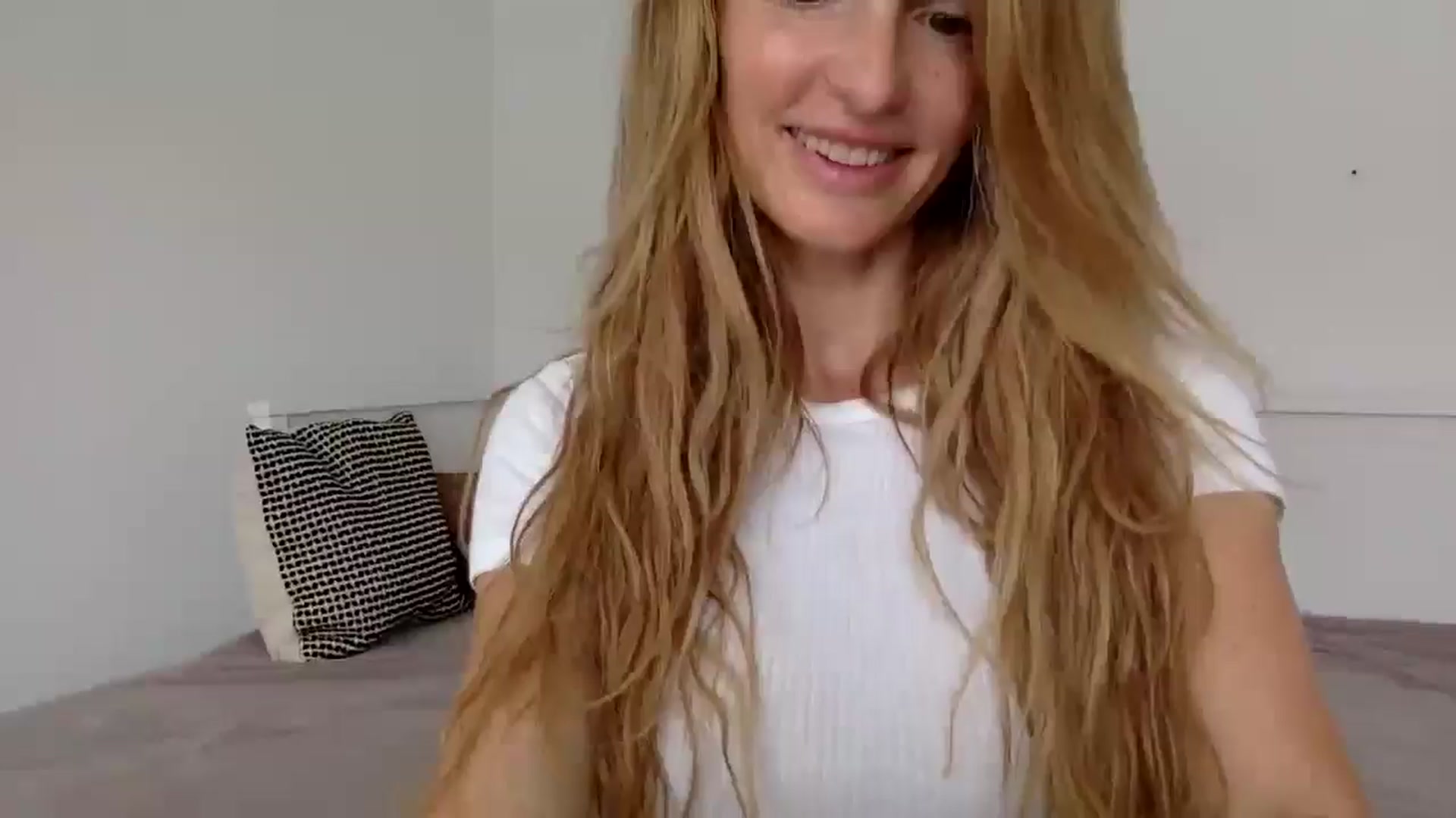Gallery image thumbnail from Linettvibe's myfreecams stream on, 07/25/2025, 13:15 image 18 of 20