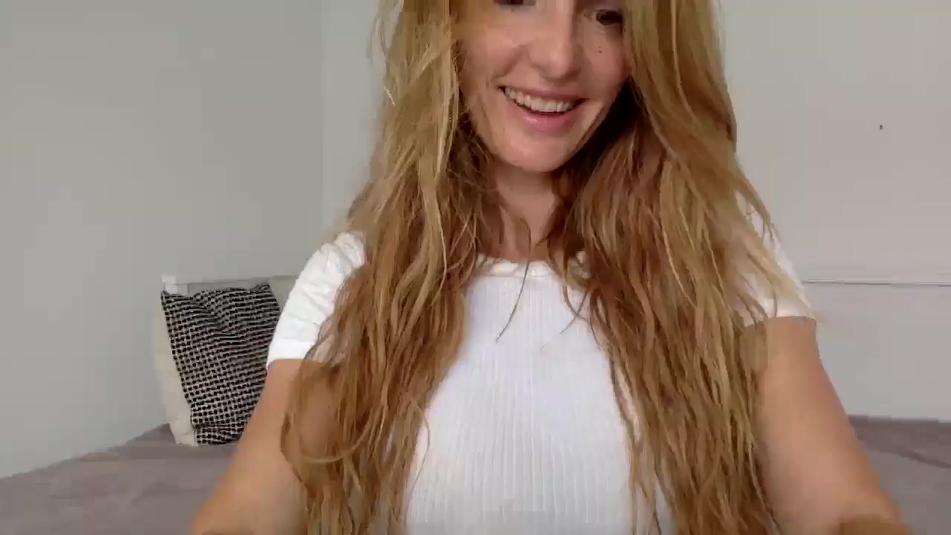 Gallery image thumbnail from Linettvibe's myfreecams stream on, 07/25/2025, 13:15 image 15 of 20
