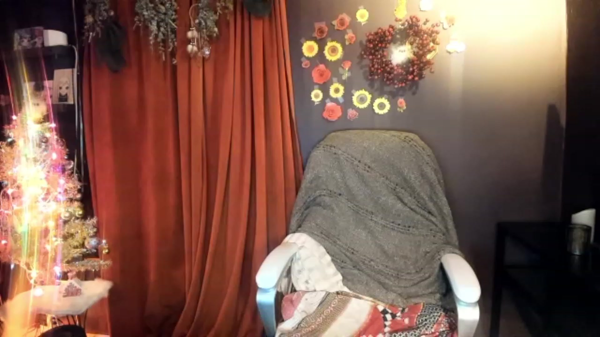 Gallery image thumbnail from Linnea_'s myfreecams stream on, 12/21/2022, 11:50 image 12 of 20