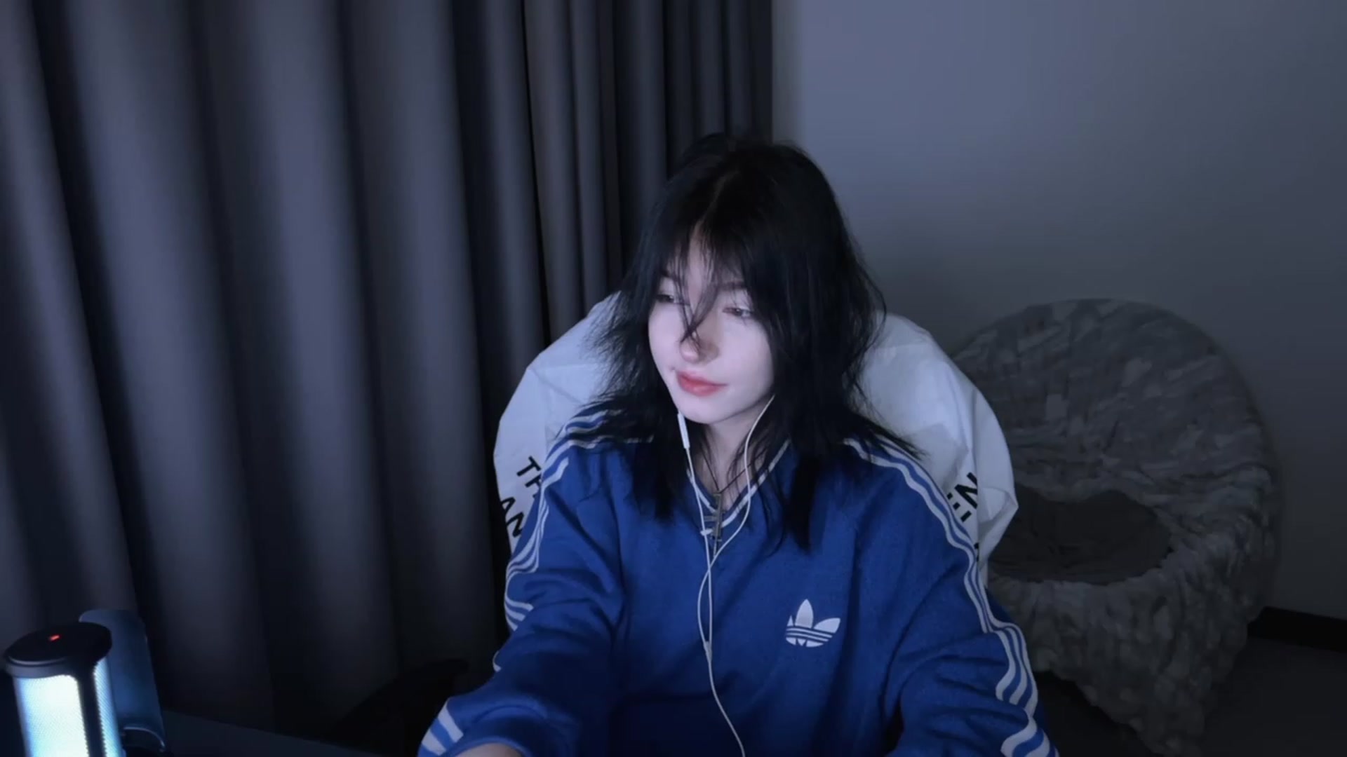 Gallery image thumbnail from Linterdit_A's myfreecams stream on, 03/12/2024, 24:54 image 6 of 20