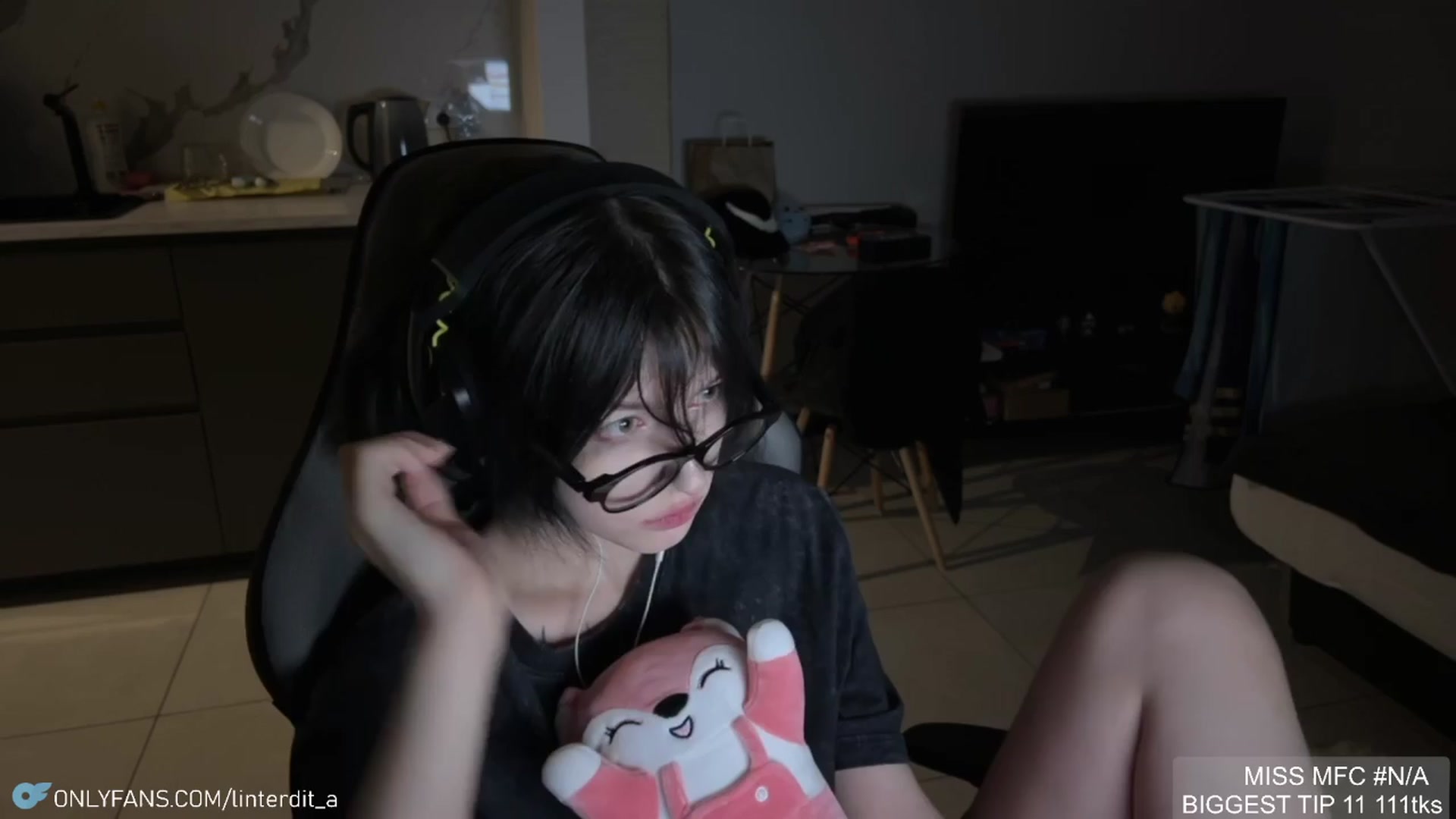 Gallery image thumbnail from Linterdit_A's myfreecams stream on, 04/09/2024, 22:50 image 4 of 20