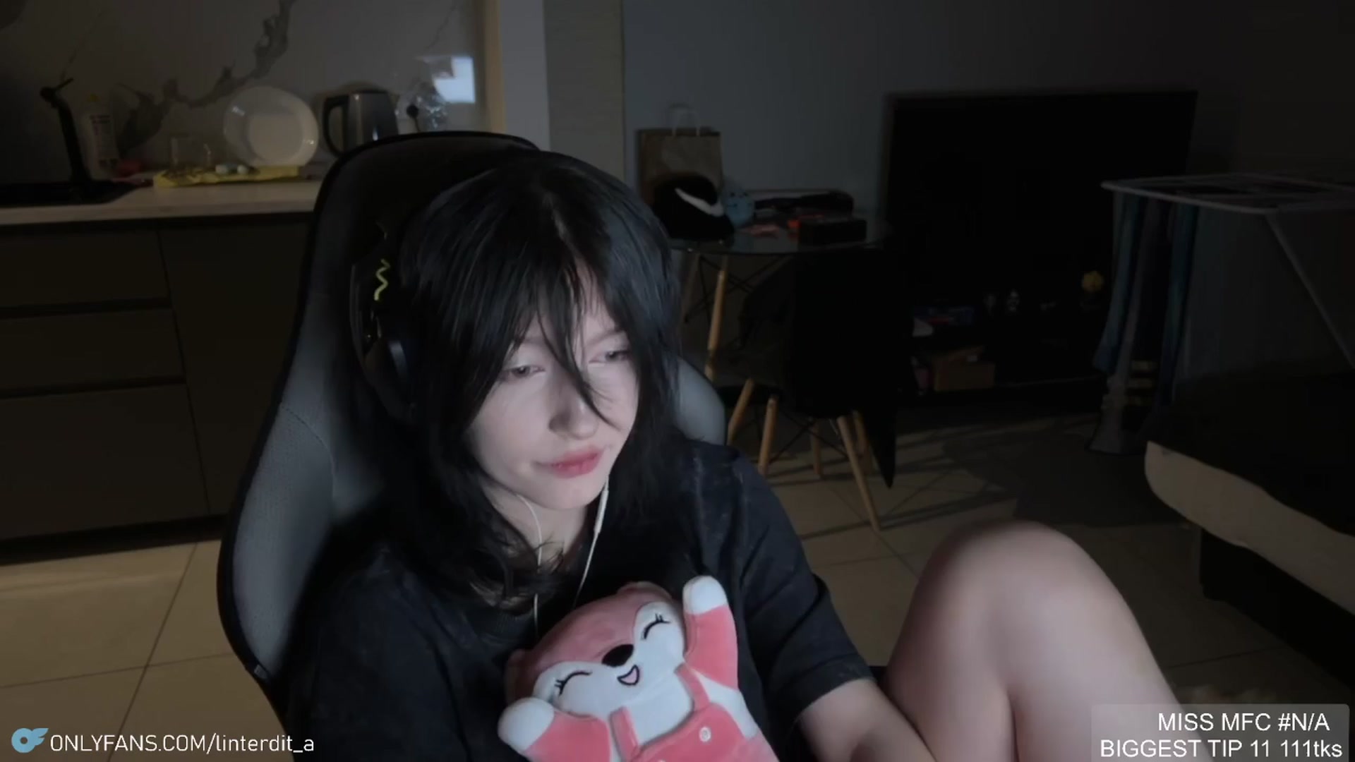 Gallery image thumbnail from Linterdit_A's myfreecams stream on, 04/09/2024, 22:50 image 8 of 20