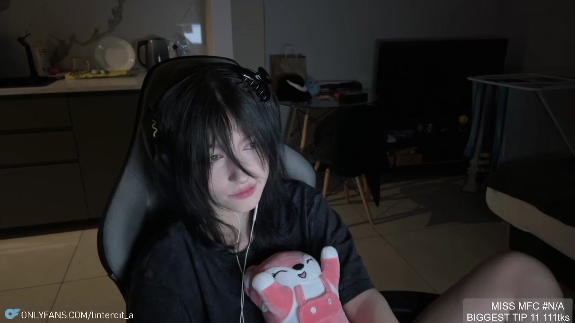 Gallery image thumbnail from Linterdit_A's myfreecams stream on, 04/09/2024, 22:50 image 15 of 20