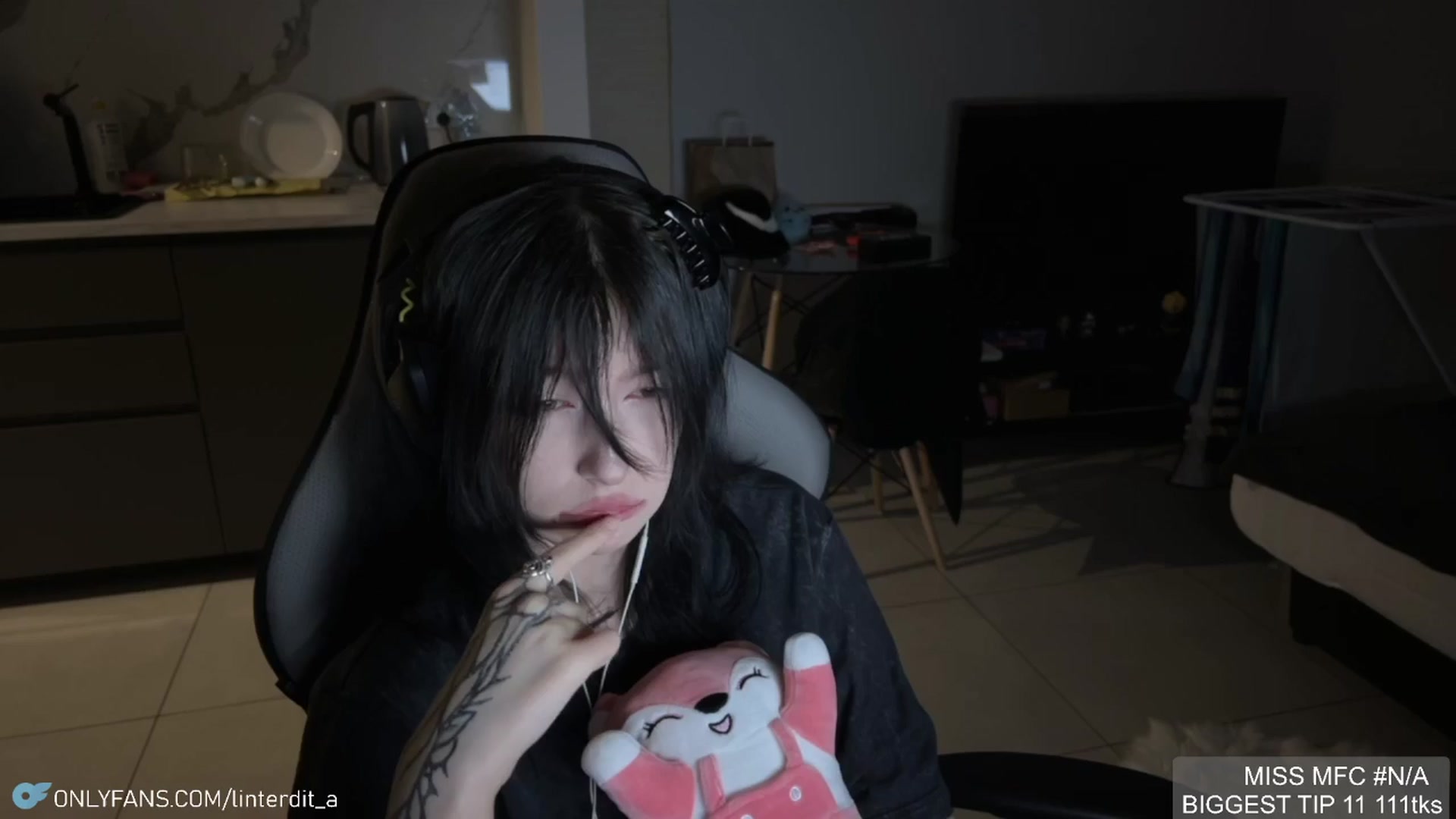 Gallery image thumbnail from Linterdit_A's myfreecams stream on, 04/09/2024, 22:50 image 18 of 20