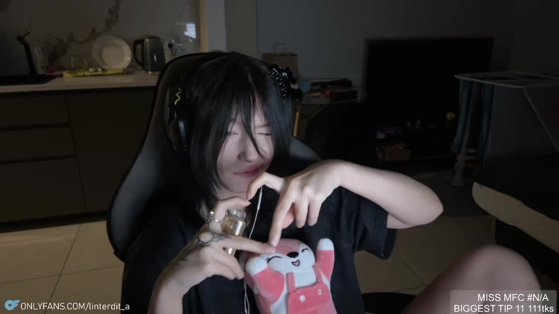 Gallery image thumbnail from Linterdit_A's myfreecams stream on, 04/09/2024, 22:50 image 12 of 20