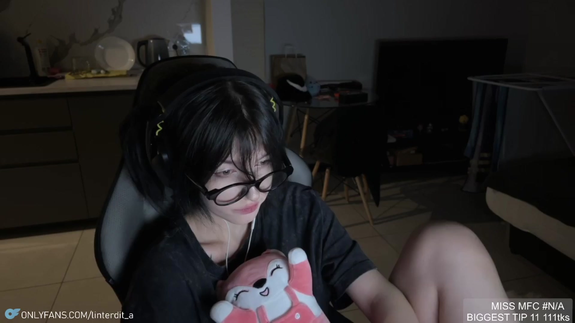 Gallery image thumbnail from Linterdit_A's myfreecams stream on, 04/09/2024, 22:50 image 5 of 20