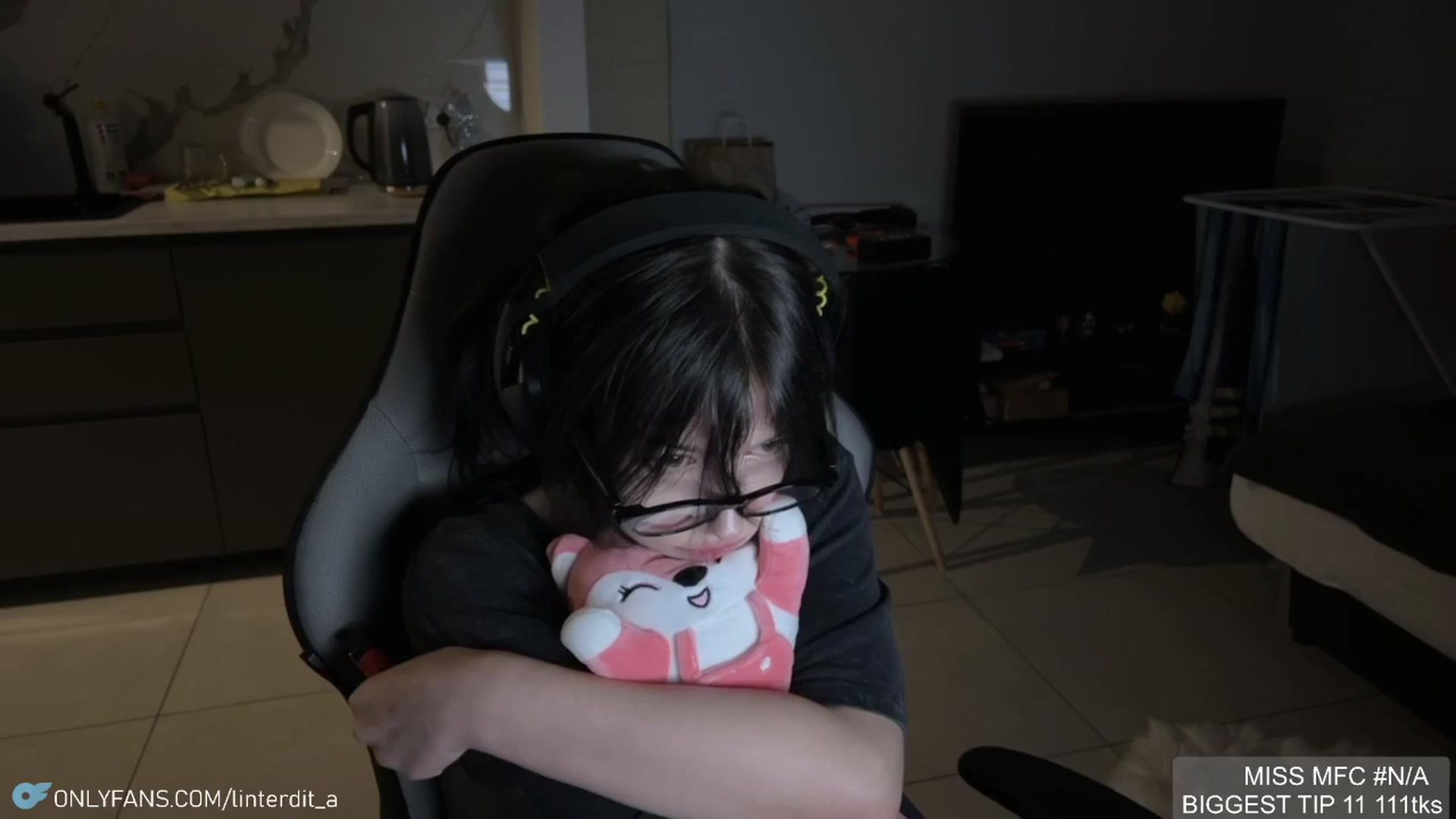 Gallery image thumbnail from Linterdit_A's myfreecams stream on, 04/09/2024, 22:50 image 1 of 20