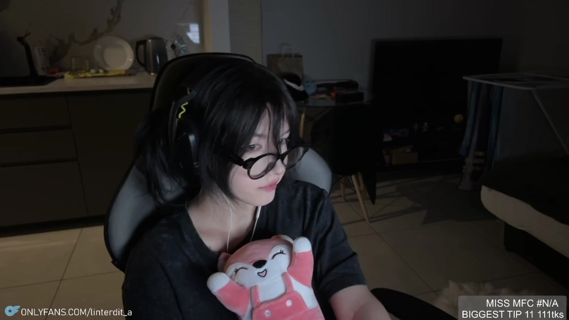 Gallery image thumbnail from Linterdit_A's myfreecams stream on, 04/09/2024, 22:50 image 2 of 20