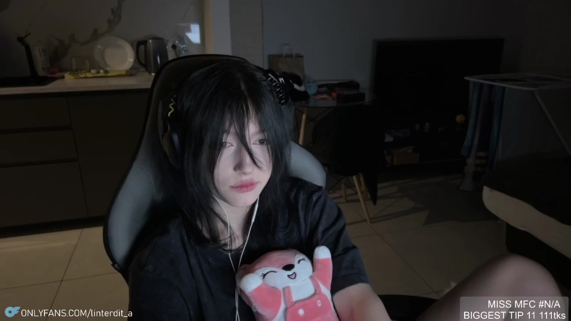 Gallery image thumbnail from Linterdit_A's myfreecams stream on, 04/09/2024, 22:50 image 14 of 20