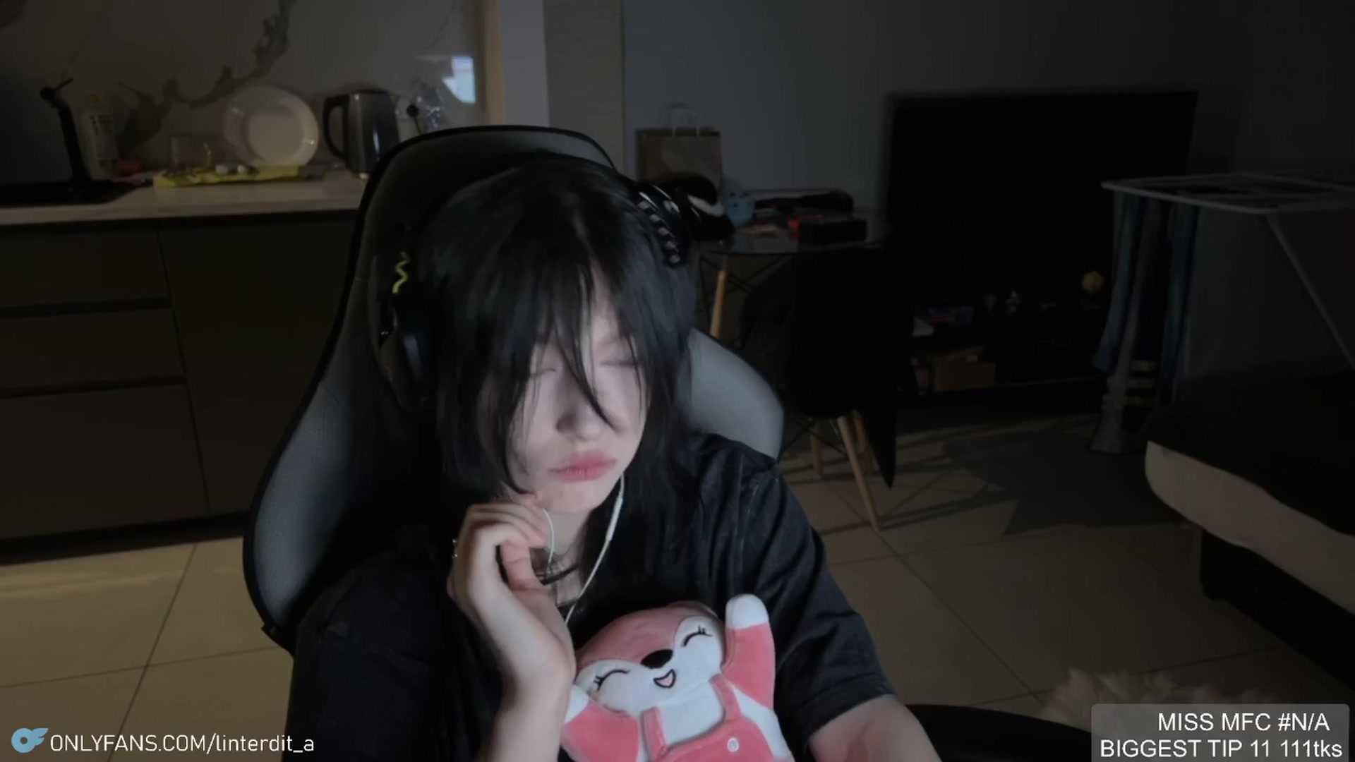 Gallery image thumbnail from Linterdit_A's myfreecams stream on, 04/09/2024, 22:50 image 20 of 20