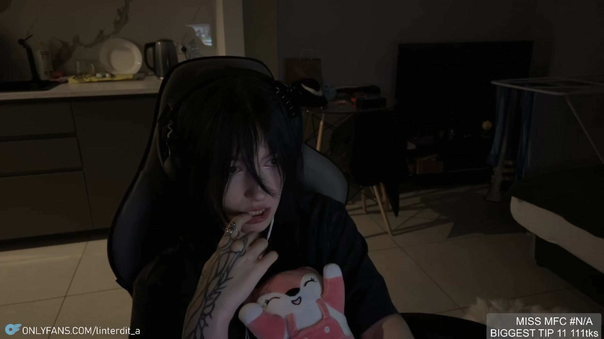 Gallery image thumbnail from Linterdit_A's myfreecams stream on, 04/09/2024, 22:50 image 19 of 20