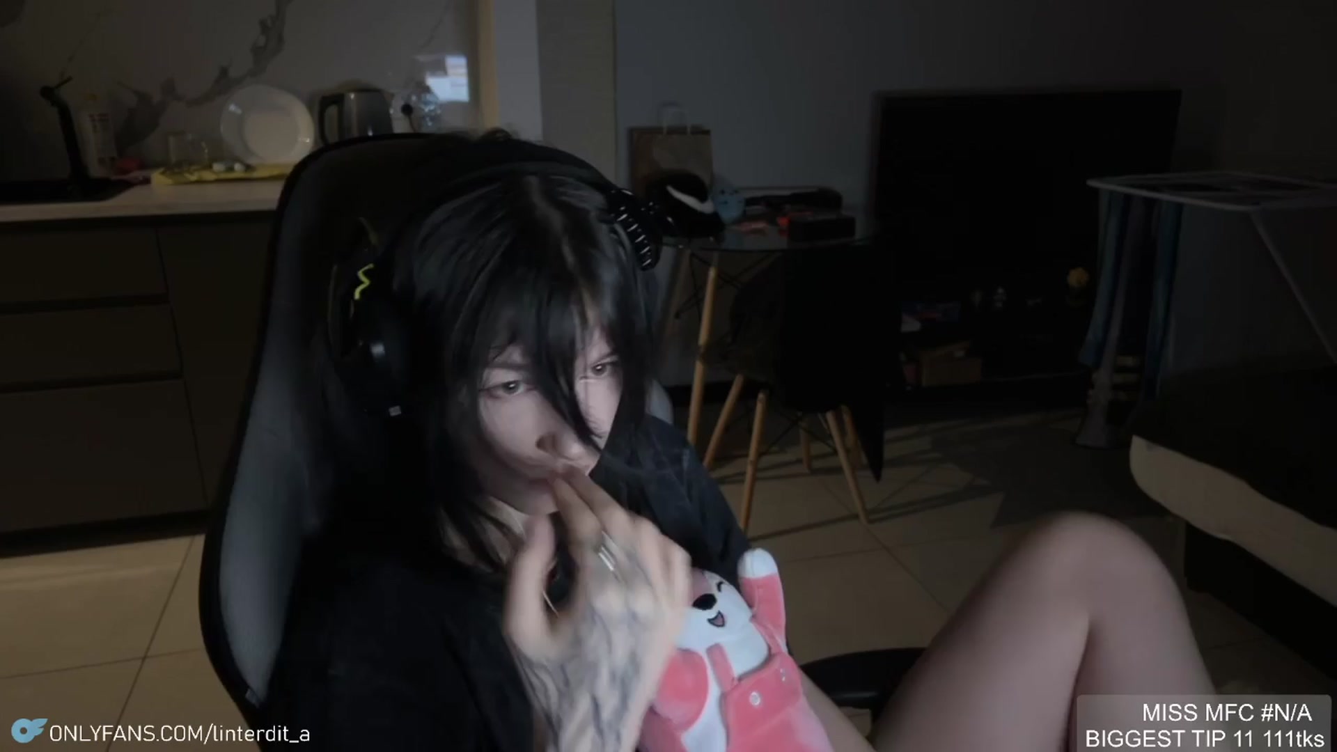 Gallery image thumbnail from Linterdit_A's myfreecams stream on, 04/09/2024, 22:50 image 11 of 20