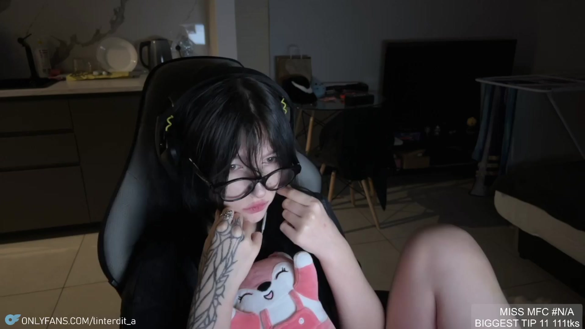 Gallery image thumbnail from Linterdit_A's myfreecams stream on, 04/09/2024, 22:50 image 6 of 20