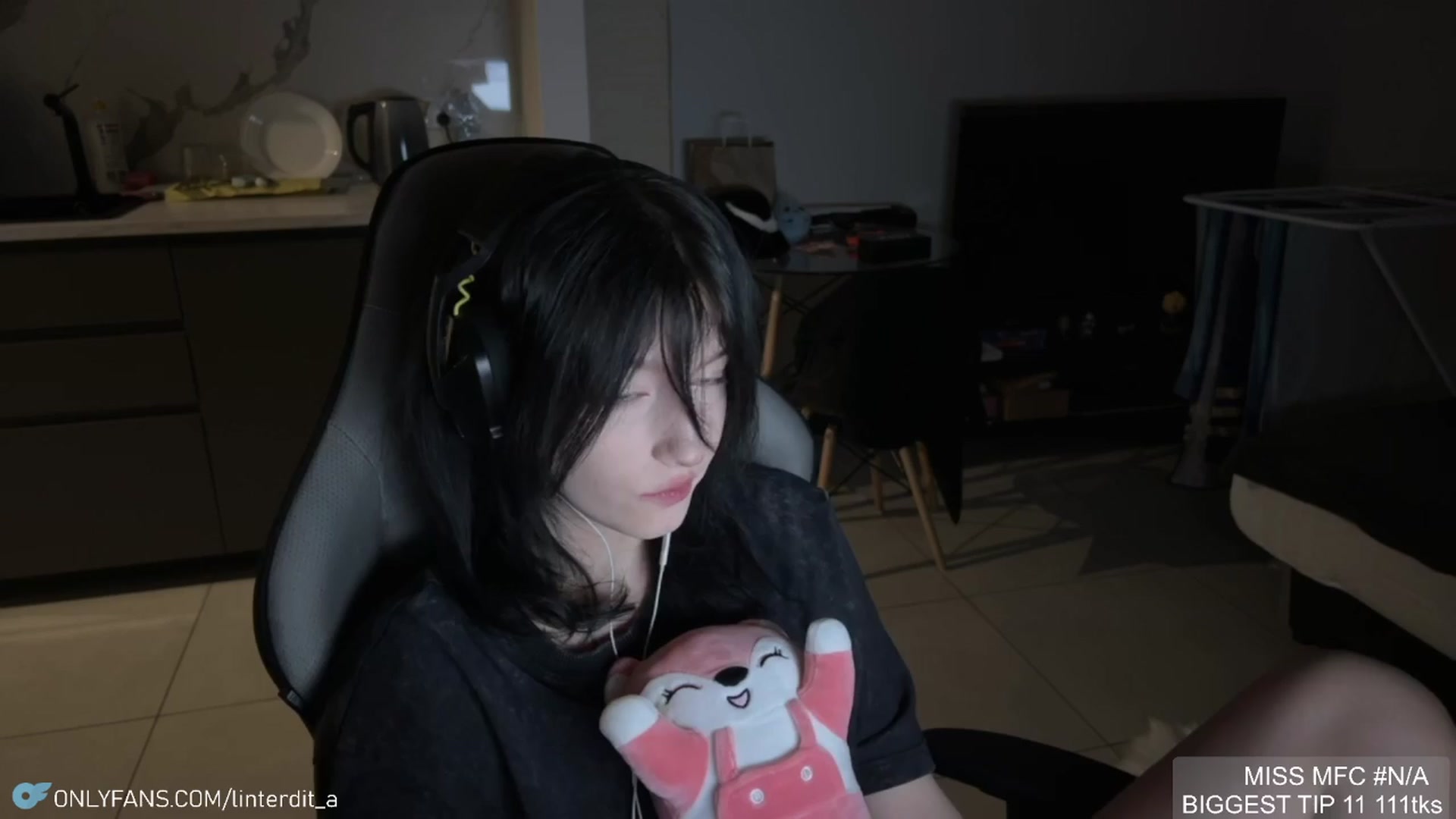 Gallery image thumbnail from Linterdit_A's myfreecams stream on, 04/09/2024, 22:50 image 9 of 20