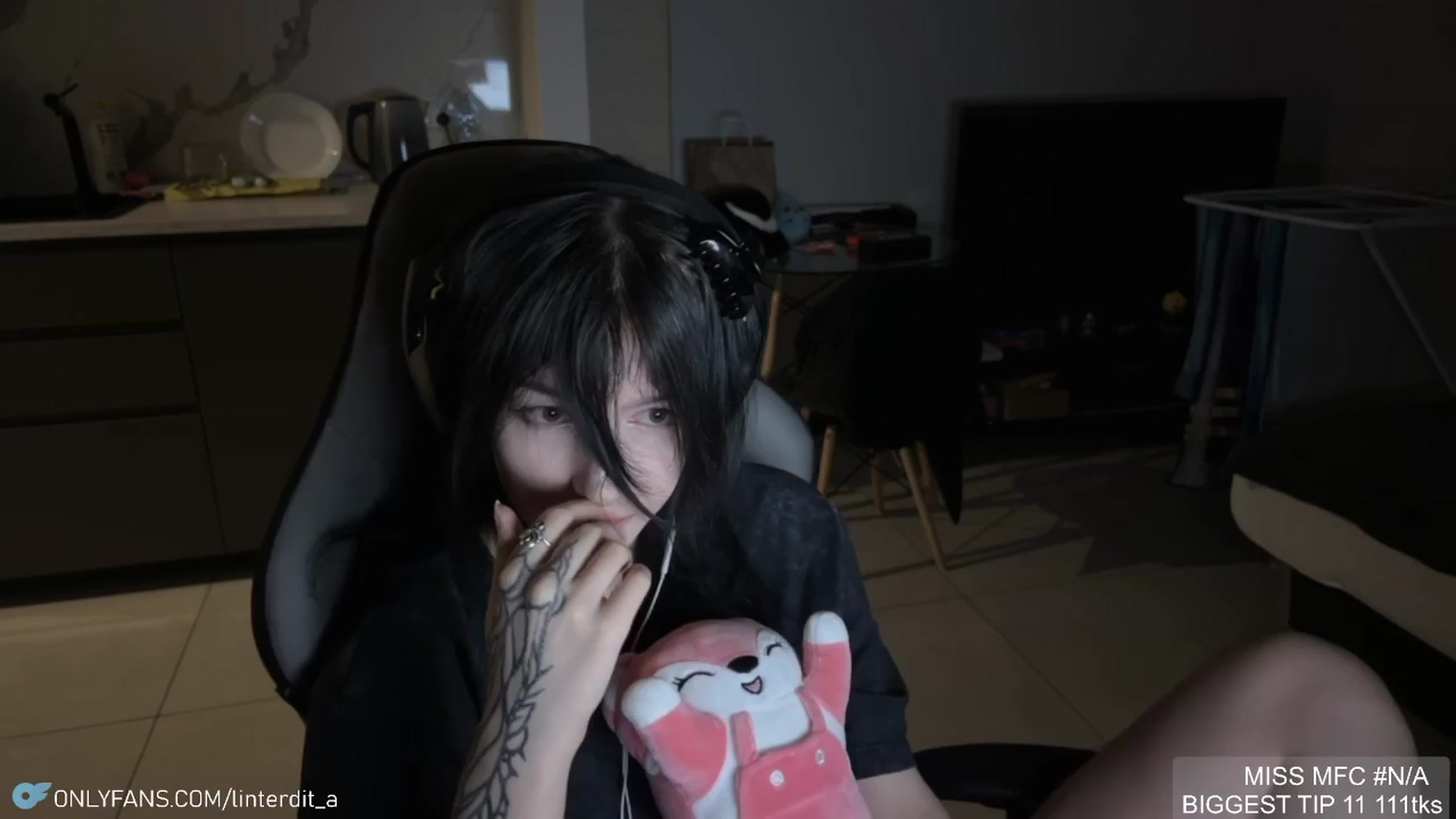 Gallery image thumbnail from Linterdit_A's myfreecams stream on, 04/09/2024, 22:50 image 10 of 20