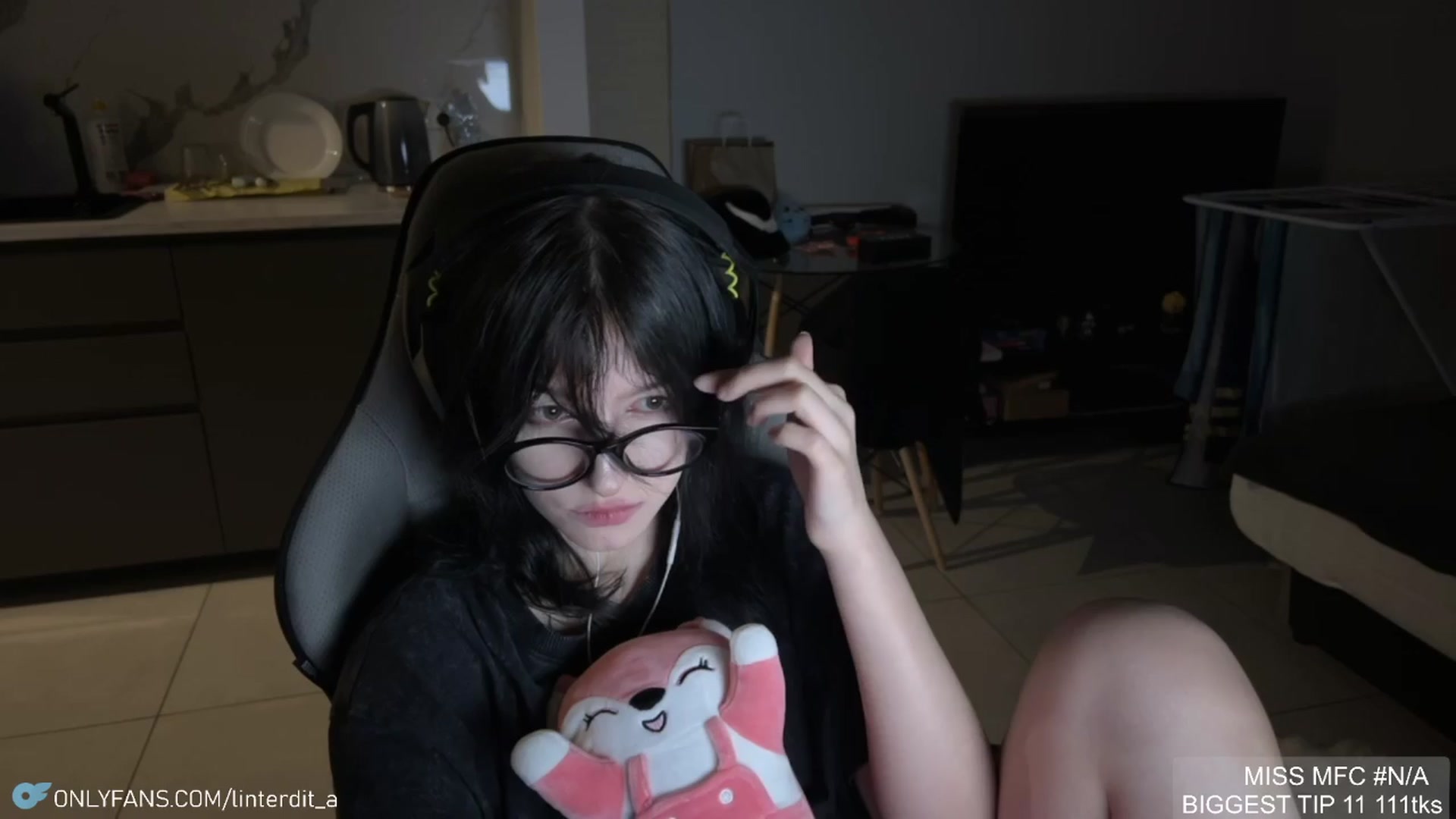 Gallery image thumbnail from Linterdit_A's myfreecams stream on, 04/09/2024, 22:50 image 7 of 20