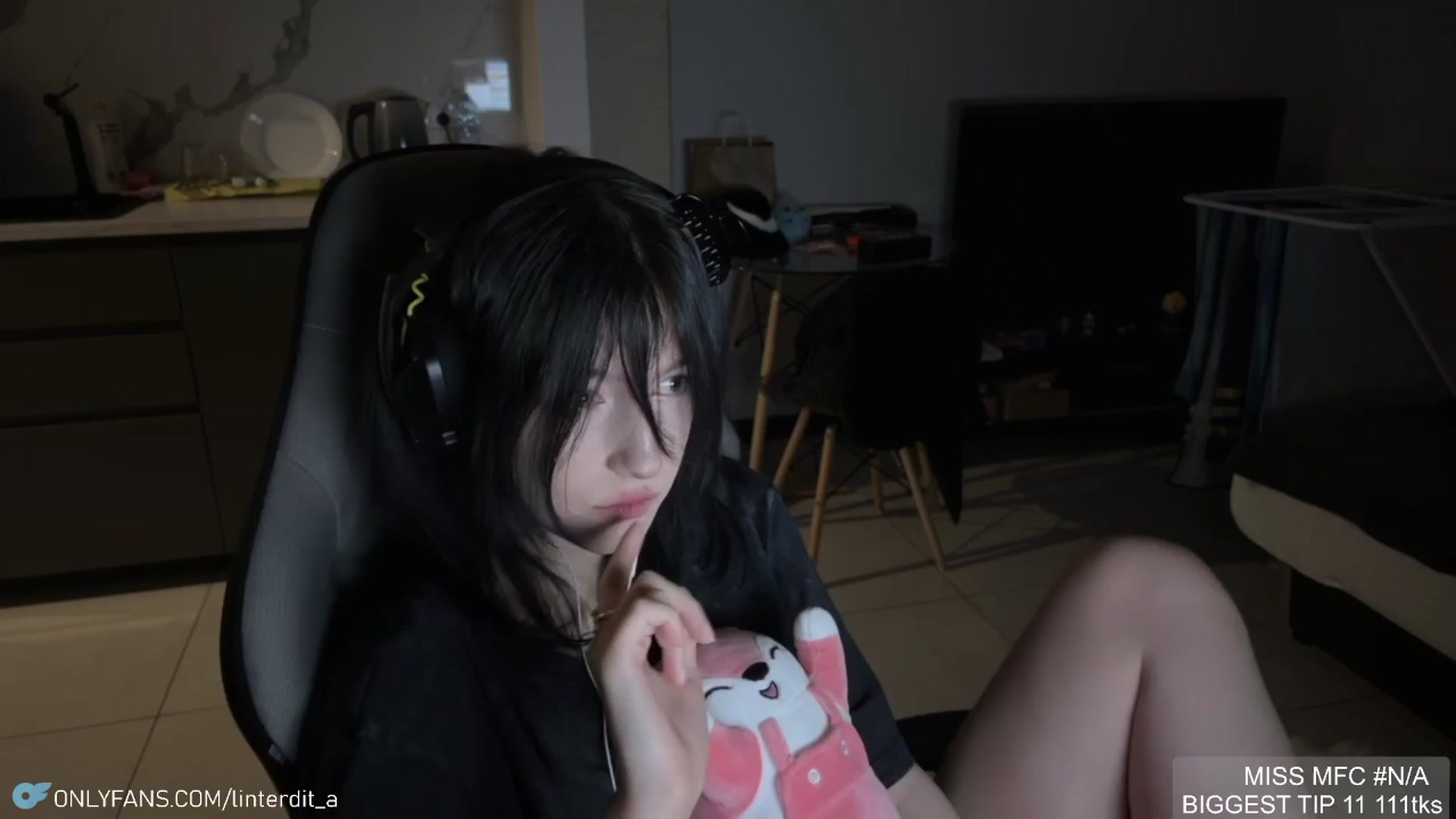 Gallery image thumbnail from Linterdit_A's myfreecams stream on, 04/09/2024, 22:50 image 13 of 20