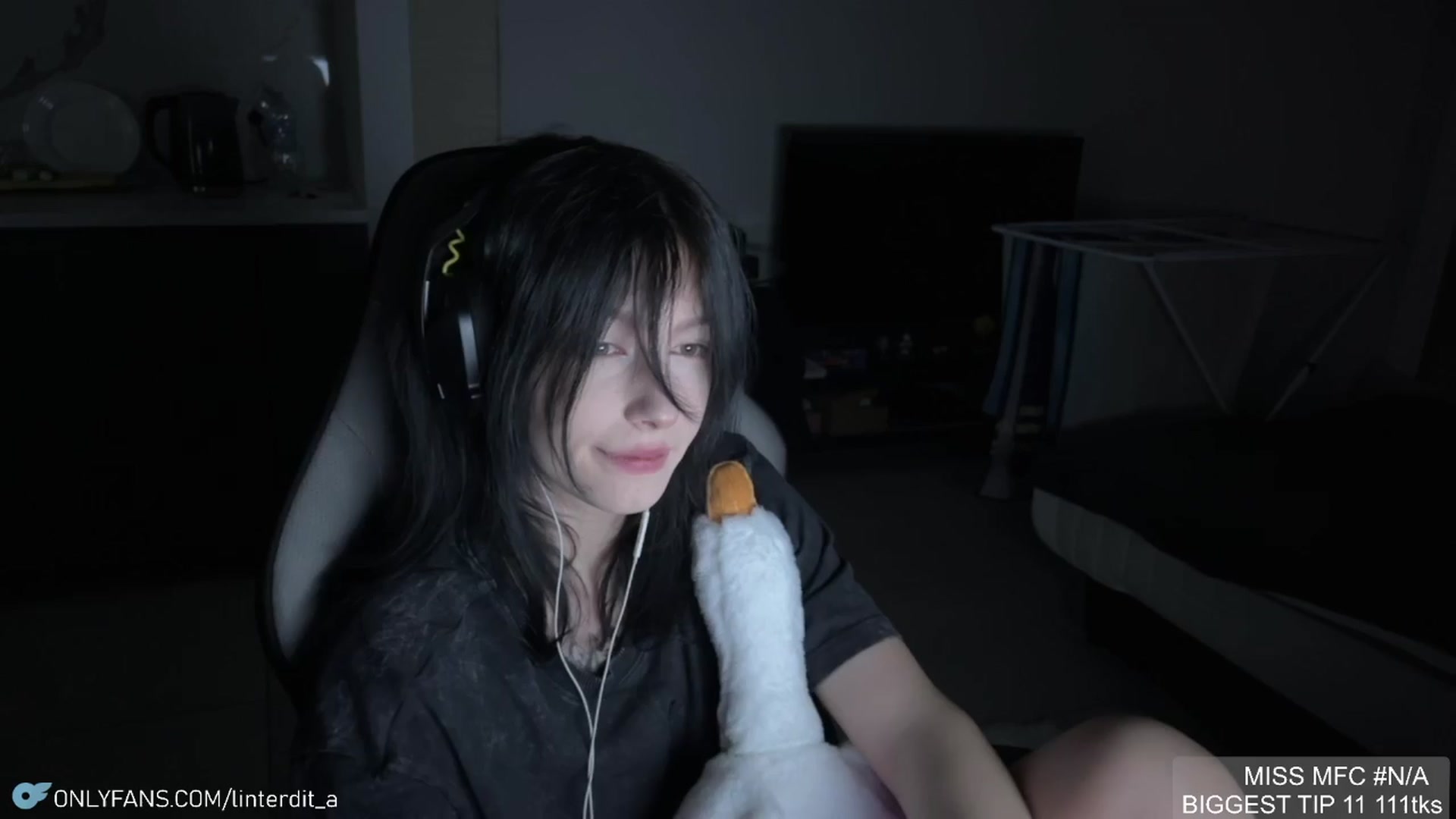 Gallery image thumbnail from Linterdit_A's myfreecams stream on, 04/09/2024, 23:26 image 9 of 20