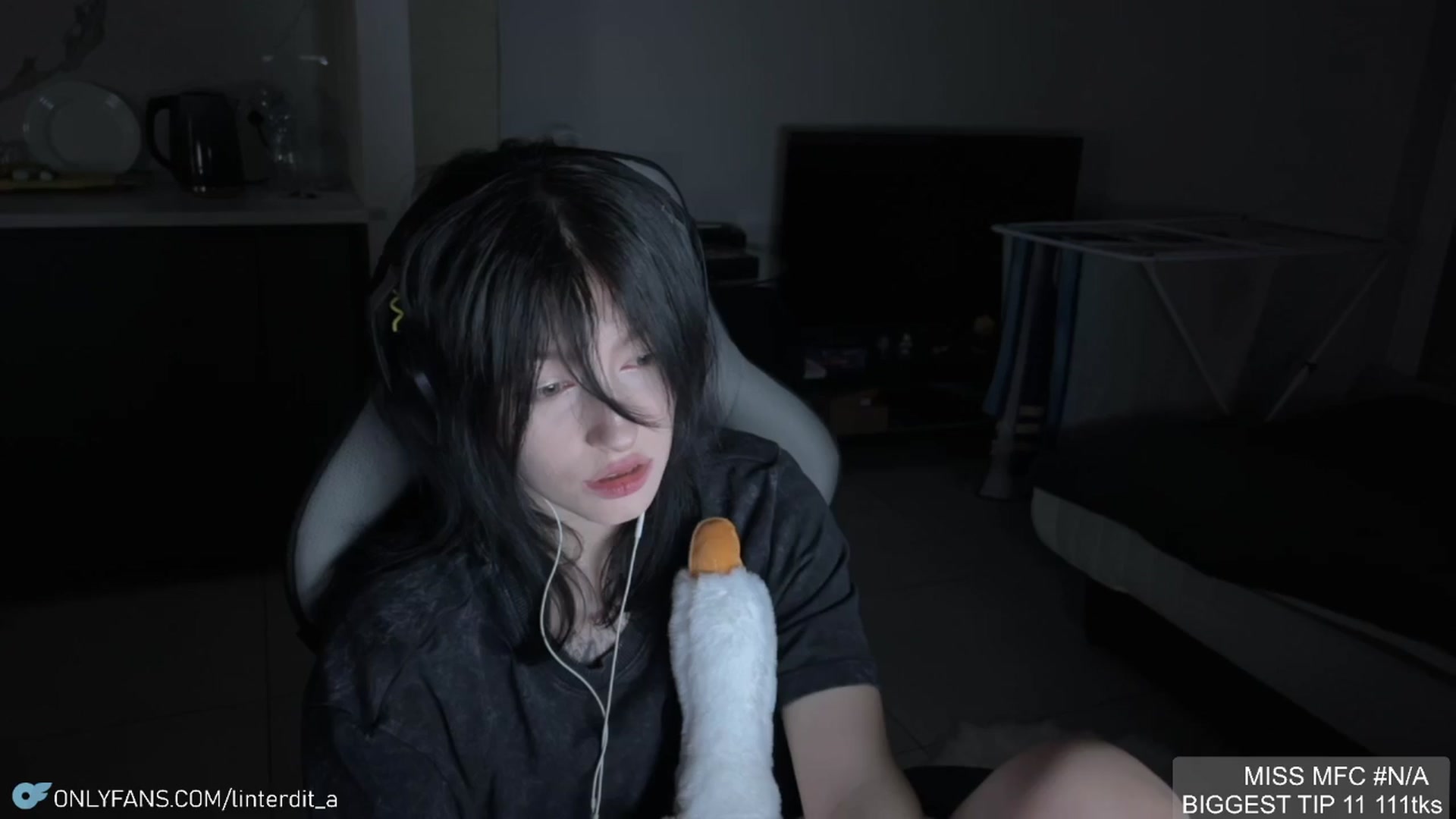 Gallery image thumbnail from Linterdit_A's myfreecams stream on, 04/09/2024, 23:26 image 12 of 20