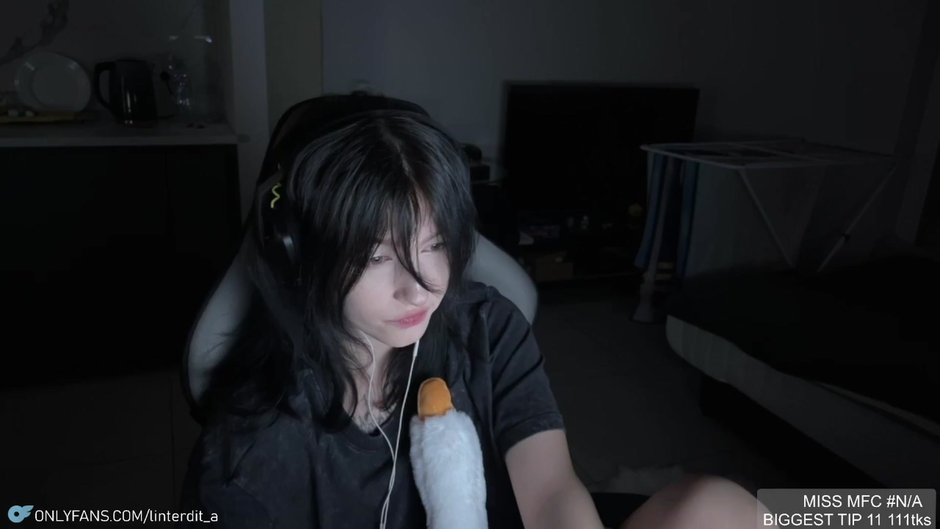 Gallery image thumbnail from Linterdit_A's myfreecams stream on, 04/09/2024, 23:26 image 14 of 20